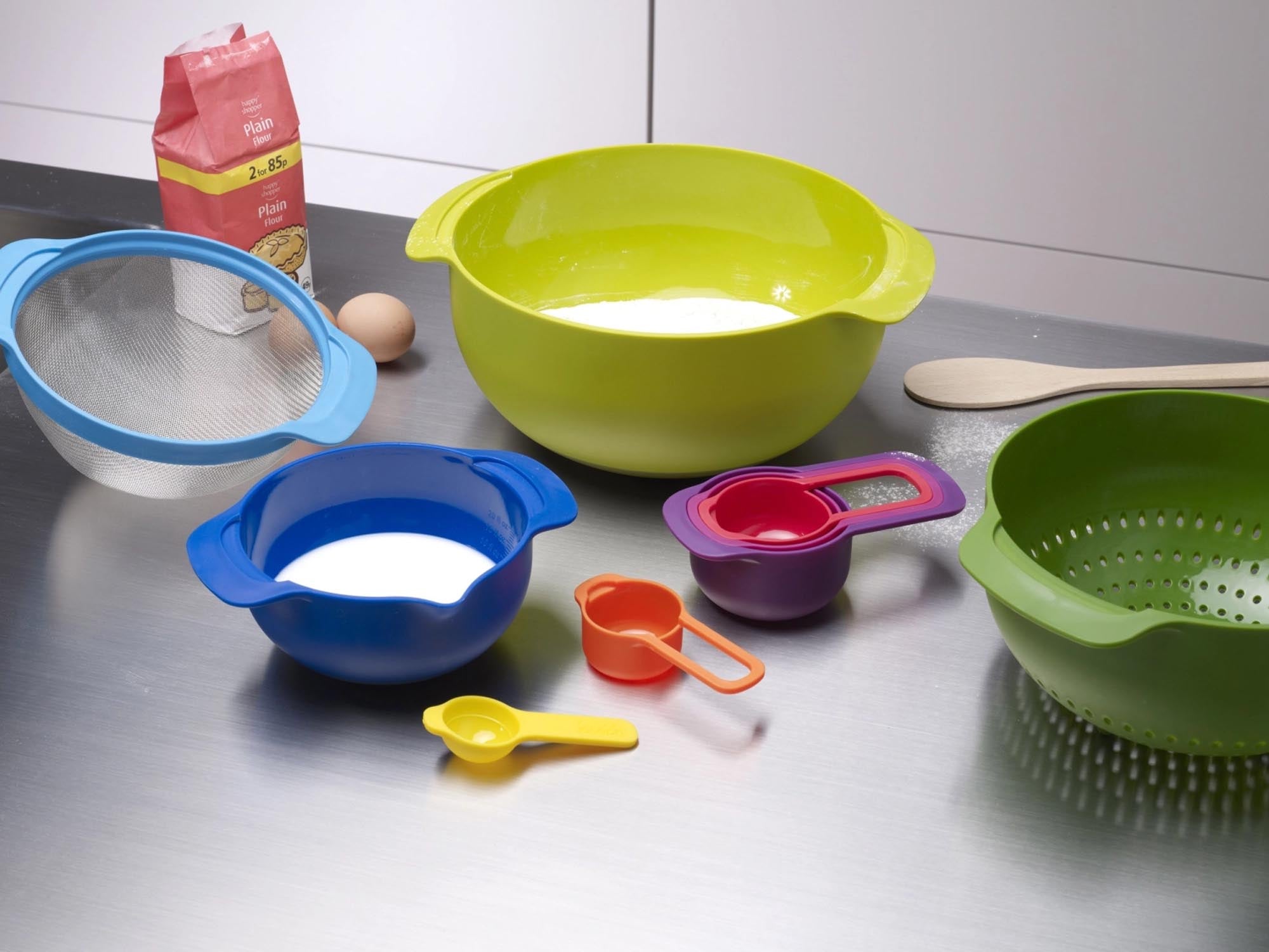 Kompaktes 9-teiliges Schüssel- und Löffelset von Joseph Joseph.