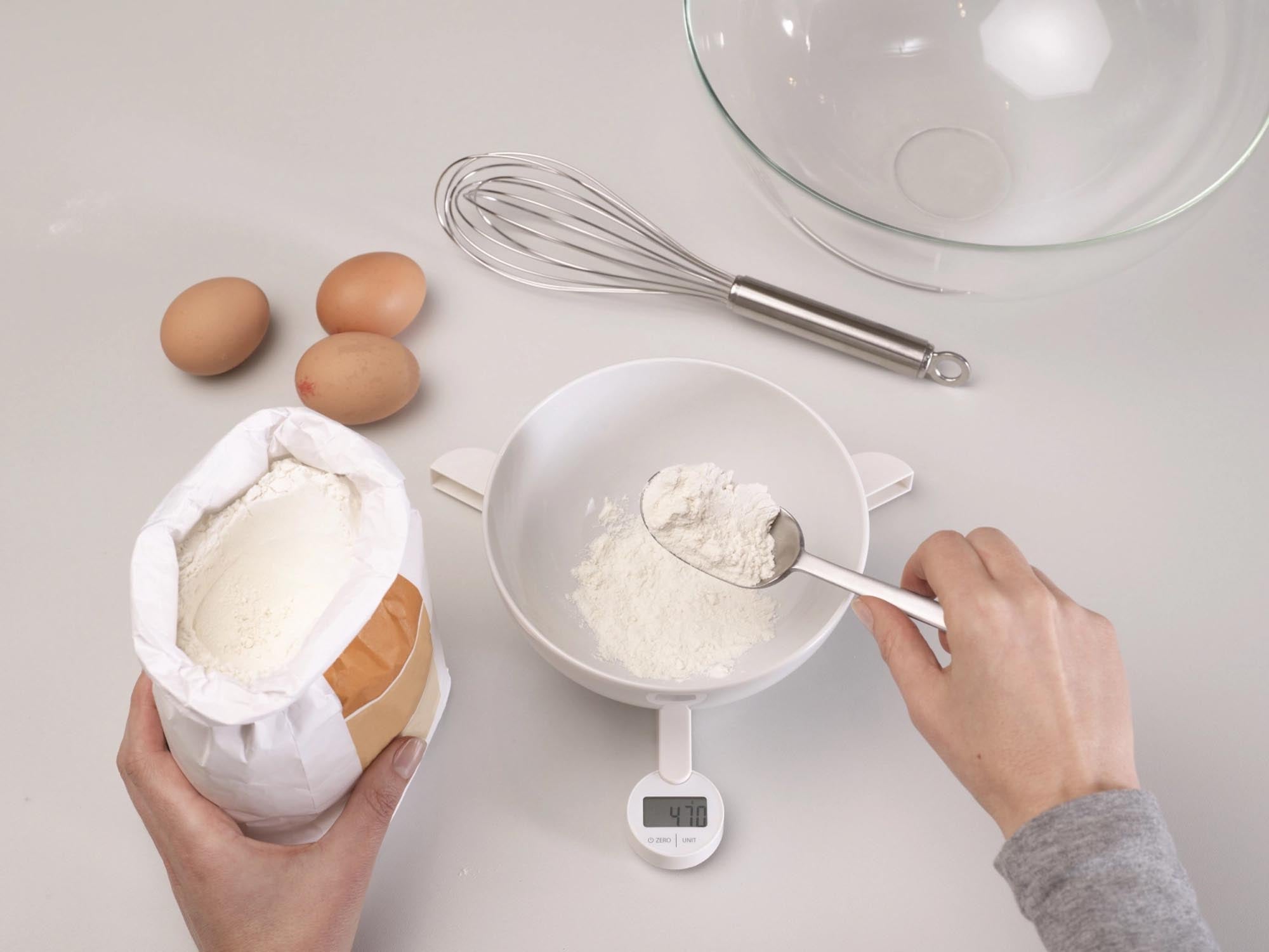 Faltbare TriScale Küchenwaage in Weiss von Joseph Joseph, platzsparend.