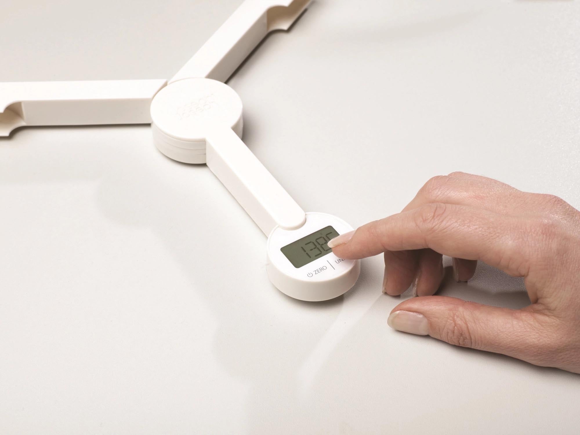 Praktische, weisse TriScale Küchenwaage von Joseph Joseph, faltbar.