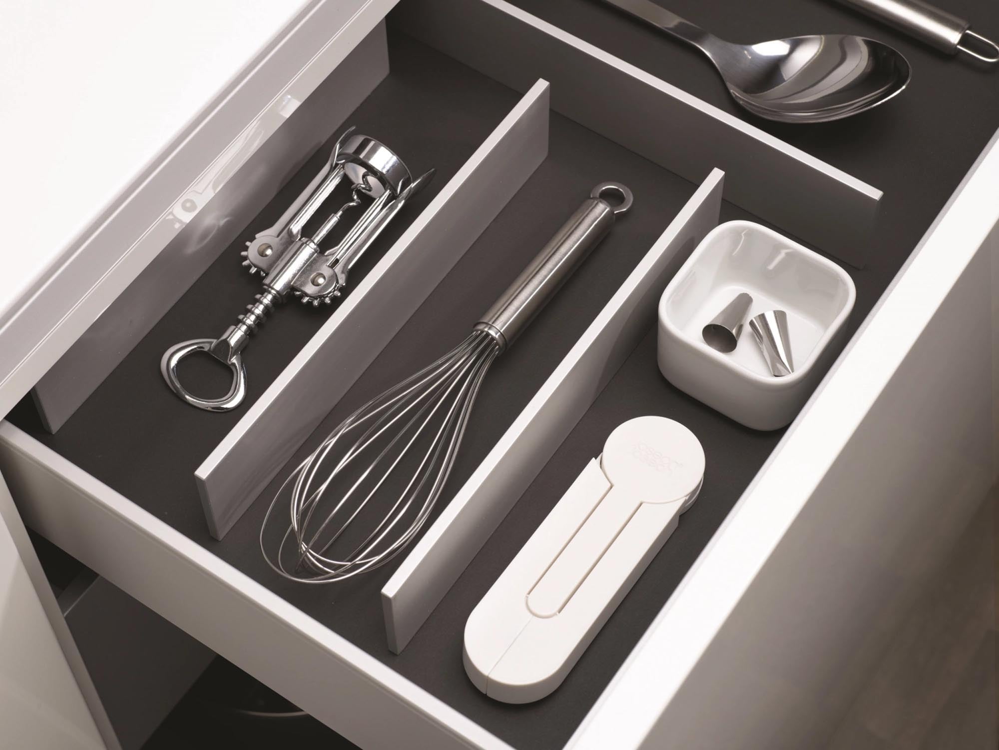 Entdecken Sie die elegante, faltbare Küchenwaage TriScale von Joseph Joseph – präzise, platzsparend und ideal für jede Küche.