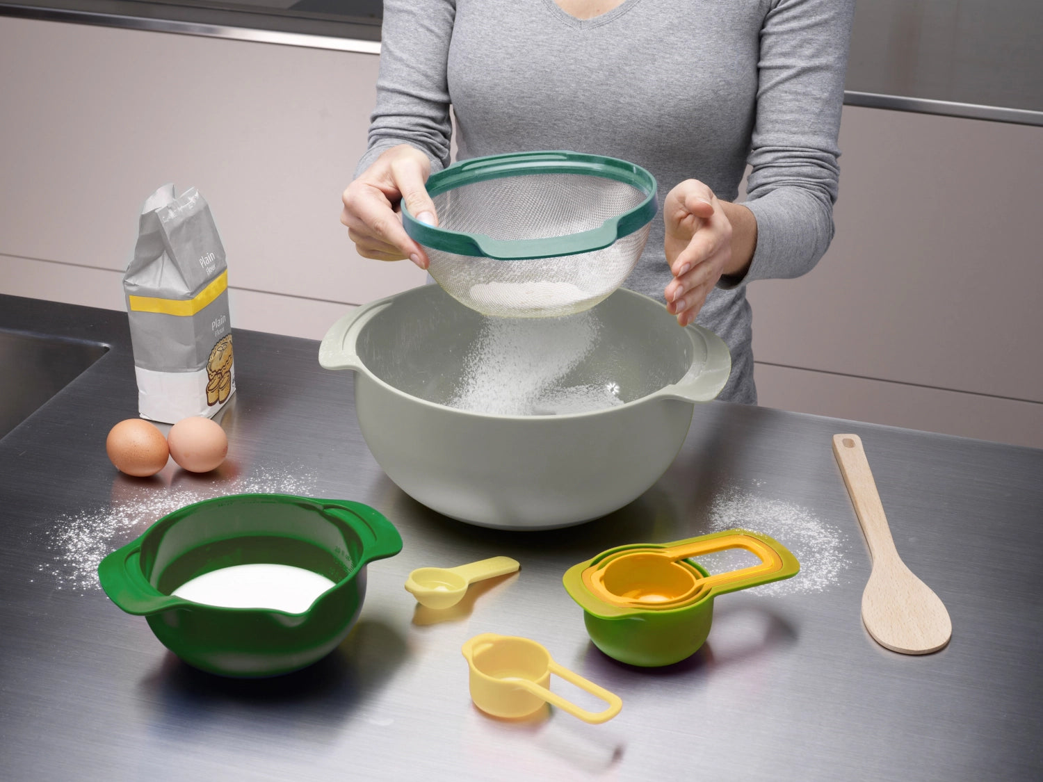 Nest 9 Plus Opal Schüssel- und Messlöffelset von Joseph Joseph, 9-teilig, platzsparend, ideal zum Messen und Mixen in der Küche.