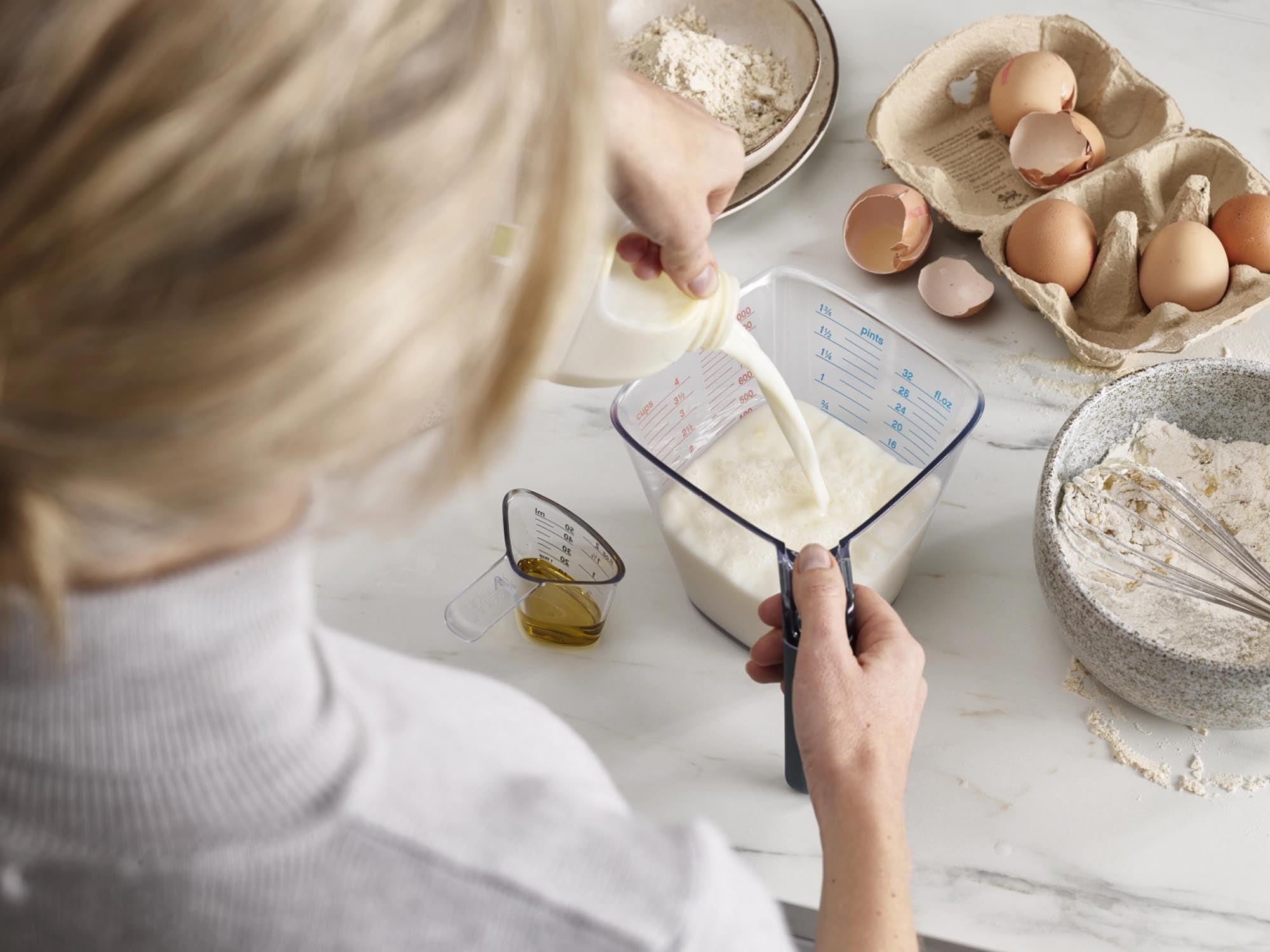 Praktisches 2-teiliges Messbecher-Set von Joseph Joseph mit 1l und 50ml für präzise Messungen in jeder modernen Küche.