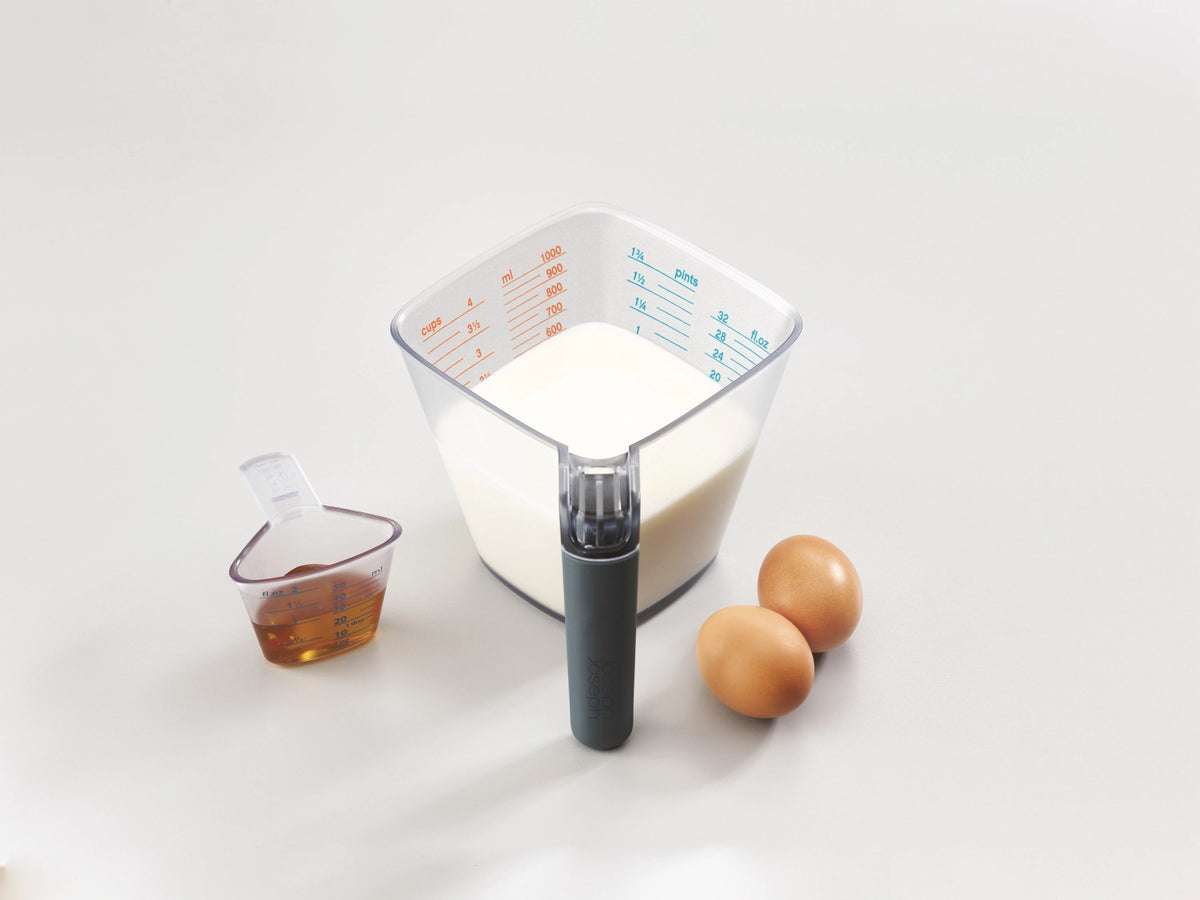 Align 2-teiliges, gut lesbares Messbecher-Set, 1l, 50ml in Transparent präsentiert im Onlineshop von KAQTU Design AG. Küchenhelfer ist von Joseph Joseph