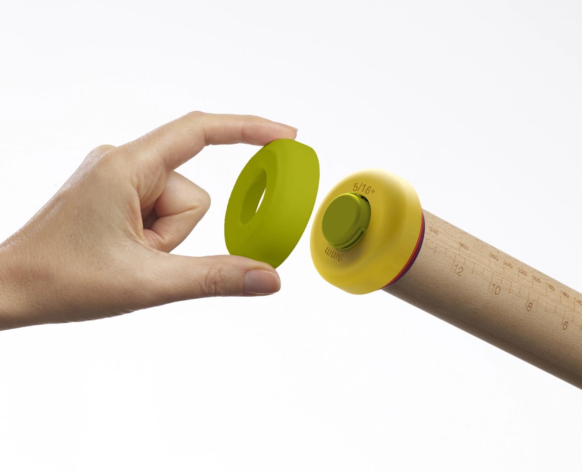 Entdecken Sie das PrecisionPin Nudelholz von Joseph Joseph: Verstellbar, ergonomisch und aus hochwertigem Buchenholz. Perfekte Teigdicken für Ihre Backprojekte!