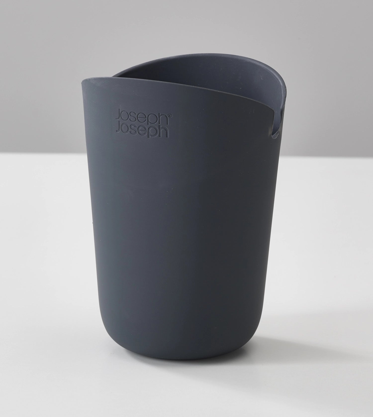 Zwei kompakte M-Cuisine Popcorn Maker von Joseph Joseph, ideal für die schnelle Zubereitung von frischem Popcorn zu Hause.
