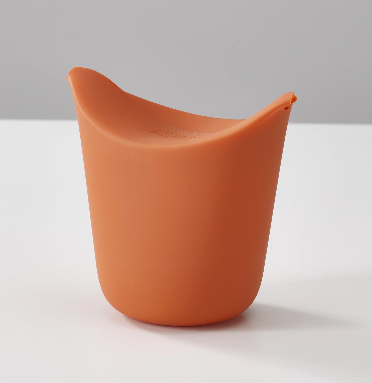Zwei praktische M-Cuisine Popcorn Maker von Joseph Joseph, perfekt für die einfache und schnelle Zubereitung von knusprigem Popcorn in kleinen Portionen.