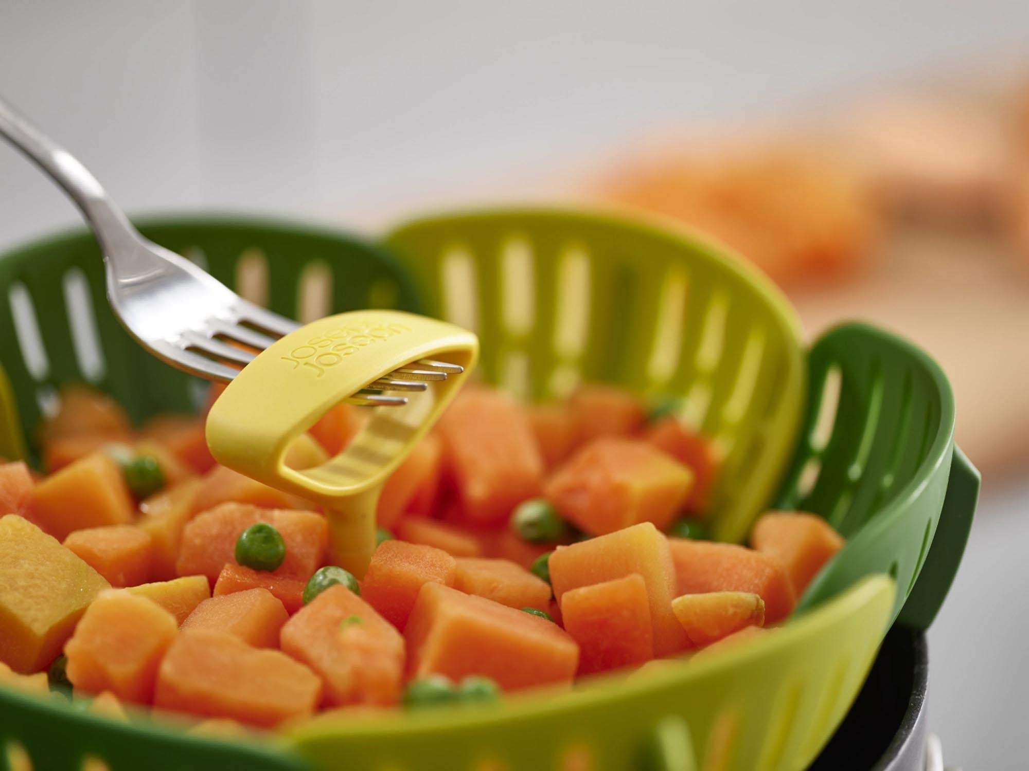 Entdecken Sie den Bloom Faltbaren Dampfgareinsatz von Joseph Joseph – perfekt für gesundes Kochen! Faltbar, platzsparend und modern in Grün.