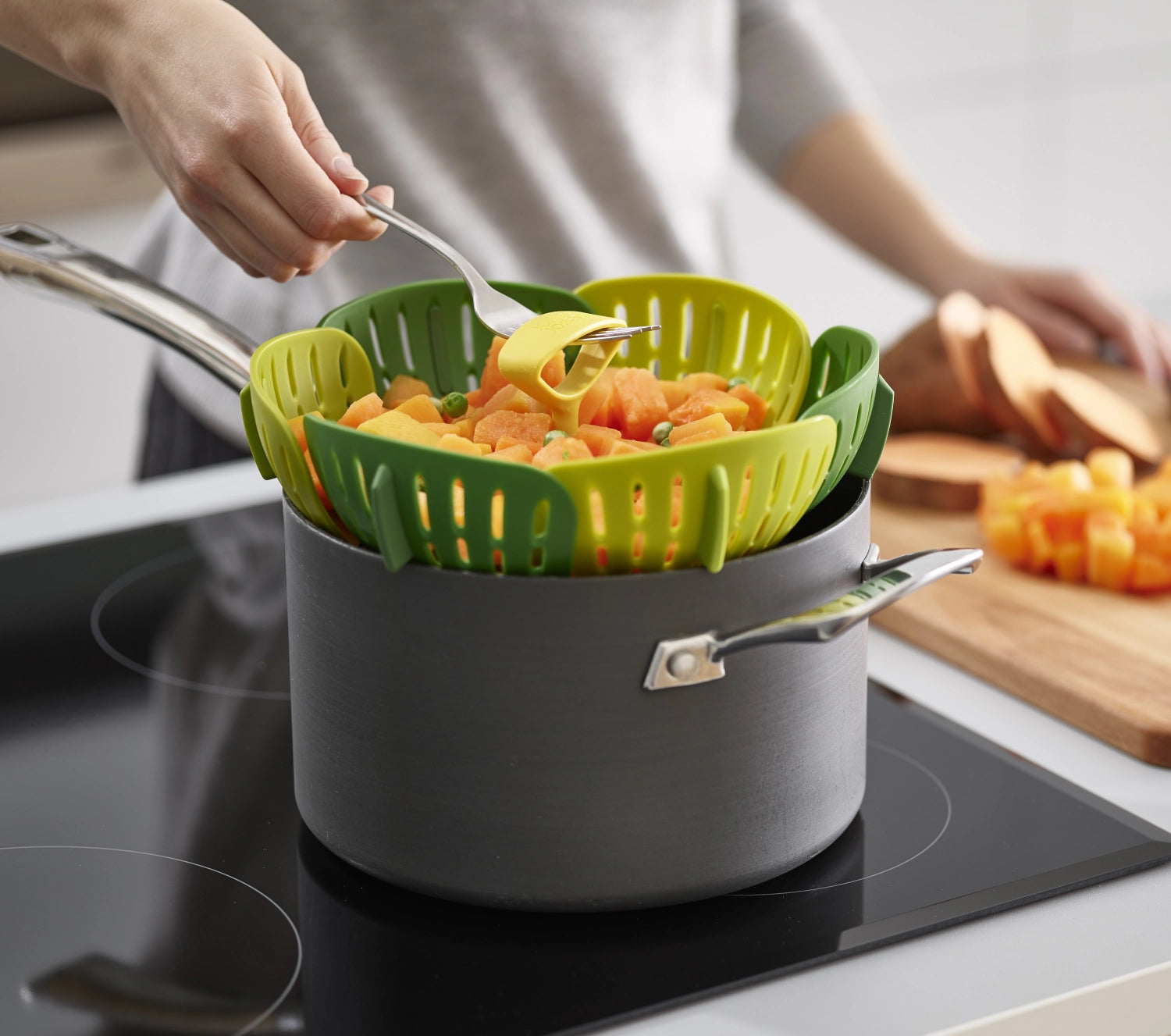 Faltbarer Dampfgareinsatz in frischem Grün von Joseph Joseph – ideal für gesundes Kochen und einfache Lagerung in der Küche.