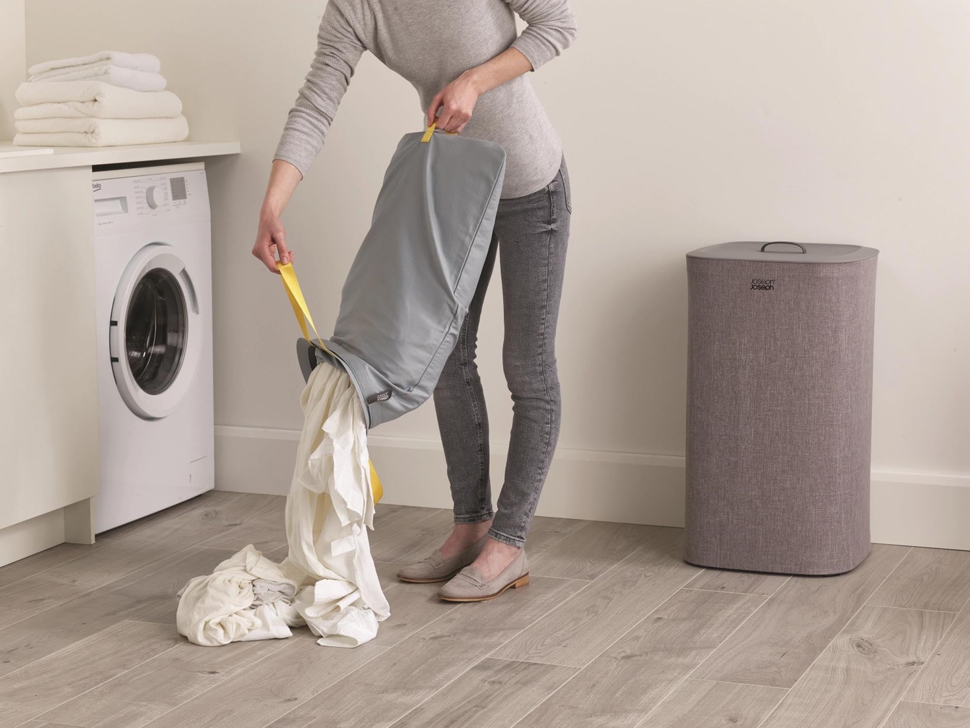 Der Tota 60-Liter-Wäschetrennkorb von Joseph Joseph vereint modernes Design und praktische Funktionalität. Ideal für die Wäscheorganisation!