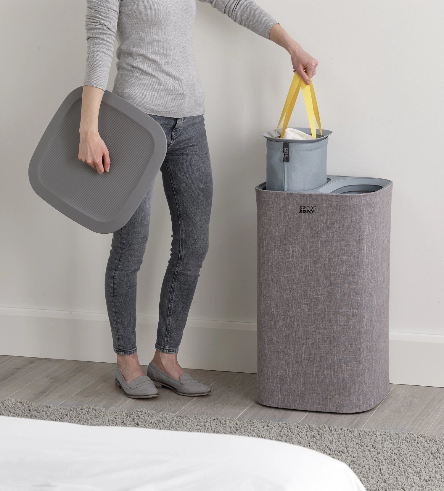 Moderner 60-Liter-Wäschetrennkorb in Grau von Joseph Joseph, ideal für die praktische Organisation und Trennung von Wäsche. Elegantes Design.
