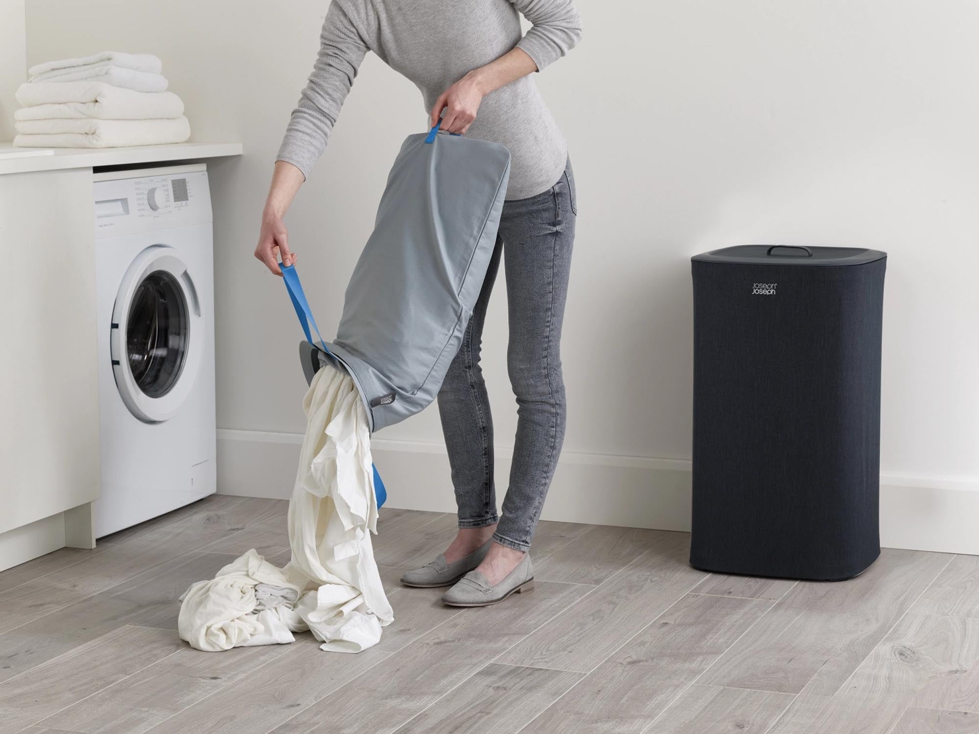 Stylischer 60-Liter-Wäschetrennkorb von Joseph Joseph in elegantem Schwarz. Ideal für die mühelose Wäschetrennung und platzsparend im Bad.