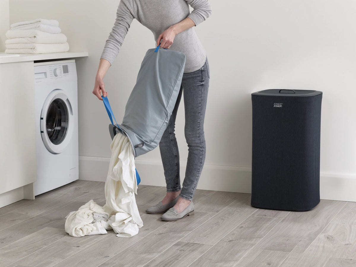 Tota 60-Liter-Wäschetrennkorb – Schwarz in Schwarz präsentiert im Onlineshop von KAQTU Design AG. Wäschekorb ist von Joseph Joseph