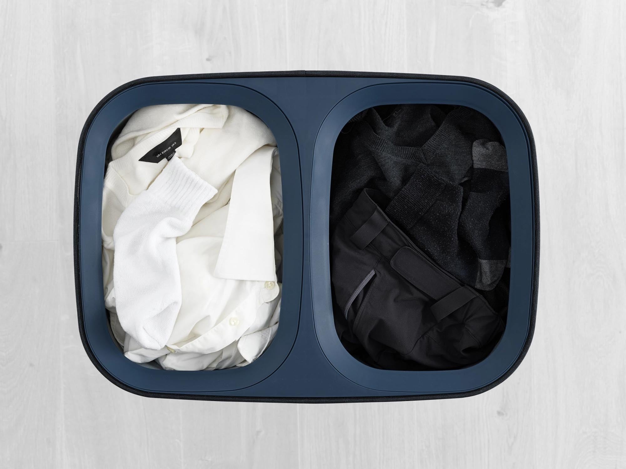 Eleganter 90-Liter-Wäschetrennkorb von Joseph Joseph in Schwarz. Ideal für Ordnung und Übersichtlichkeit im Badezimmer.