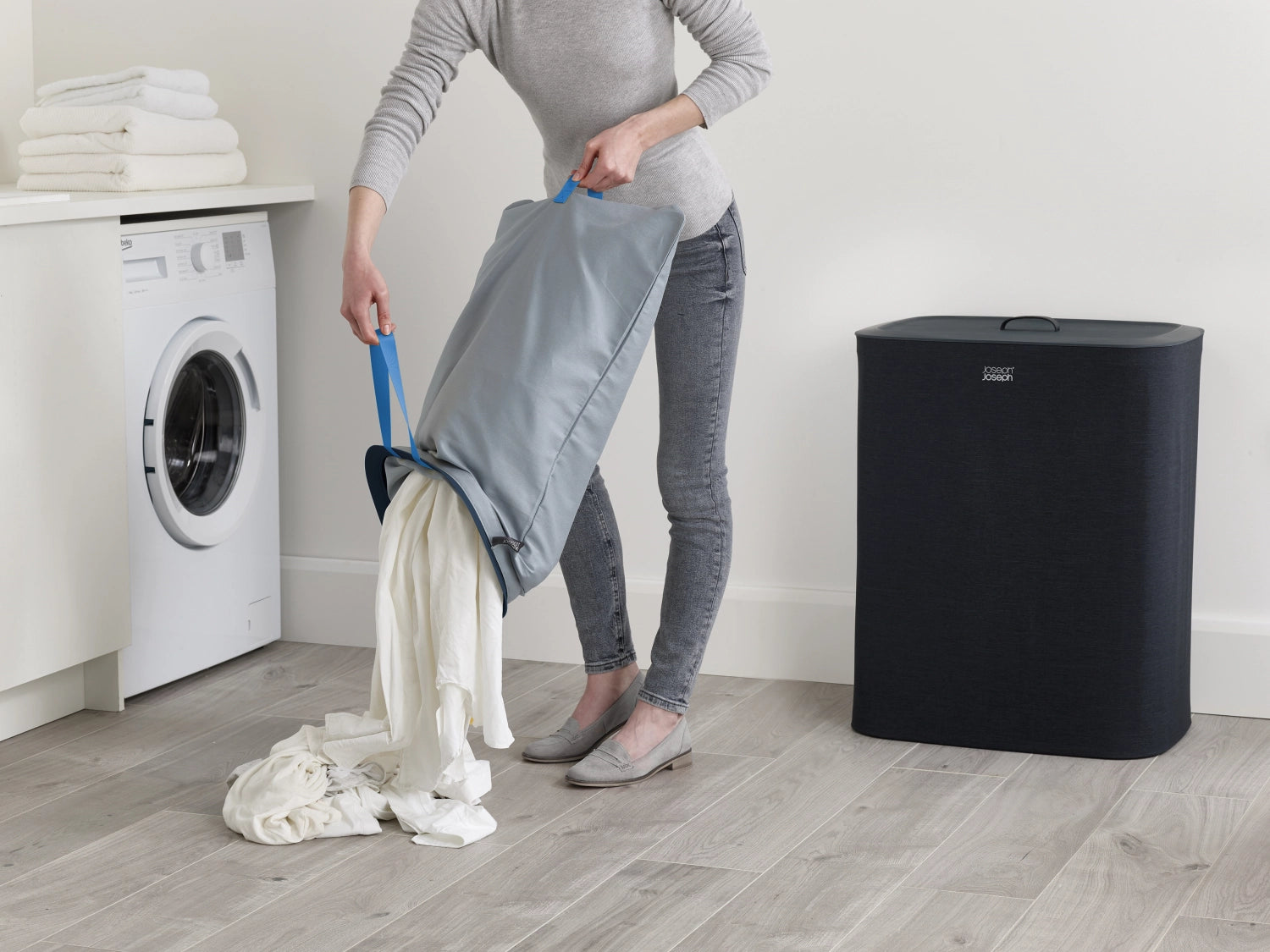 Eleganter Tota Wäschetrennkorb mit 90 Litern Volumen in Schwarz, perfekt für die übersichtliche Trennung und Aufbewahrung von Wäsche.