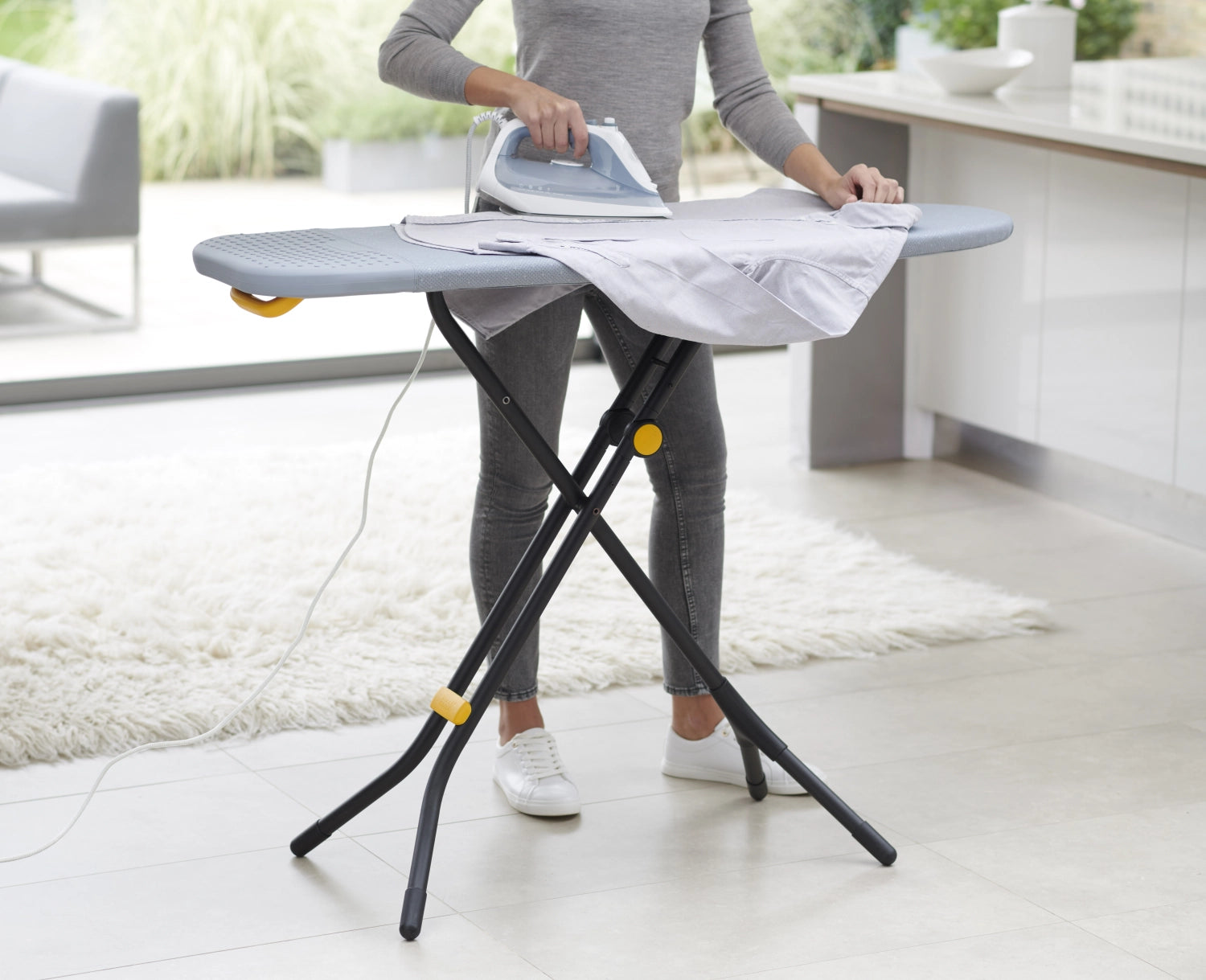 Glide Easy-Store Bügelbrett von Joseph Joseph, kompakt und funktional, ideal für effizientes Bügeln mit platzsparendem Design.