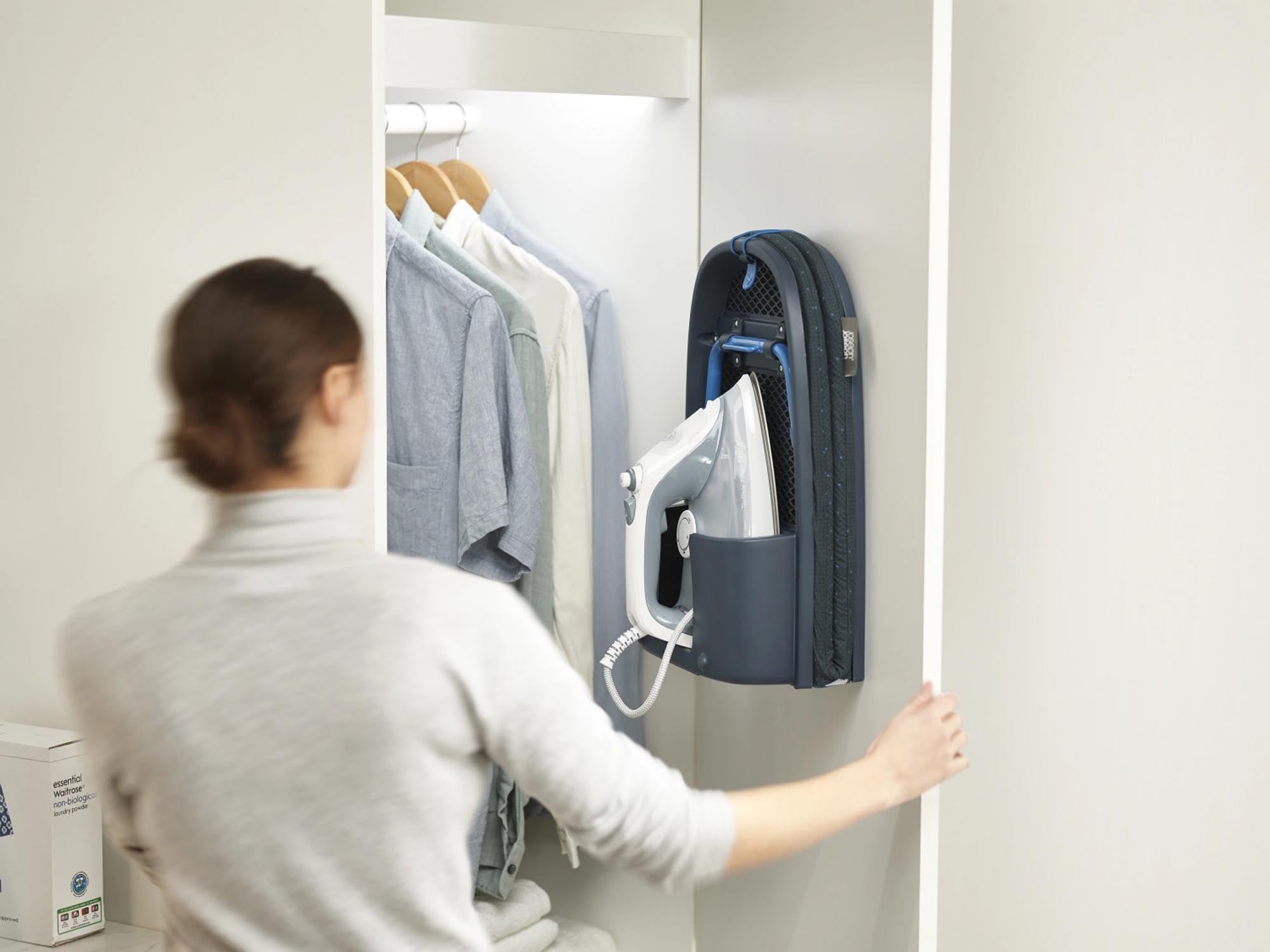 Kompaktes, klappbares Tisch-Bügelbrett von Joseph Joseph, ideal für kleine Räume und Reisen. Stabil, langlebig und stilvoll.