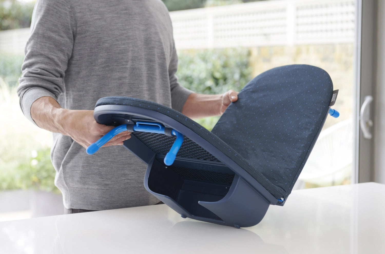 Pocket Plus Klappbares Tisch-Bügelbrett von Joseph Joseph, kompakt und praktisch, ideal für schnelles Bügeln unterwegs oder zu Hause.