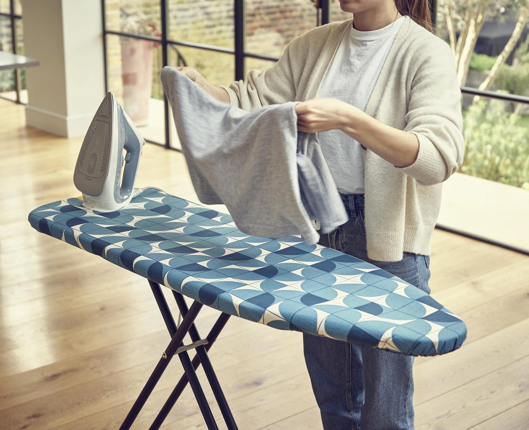 Flexa Bügelbrettbezug 124 cm: Modernes Mosaik-Design in Blau.