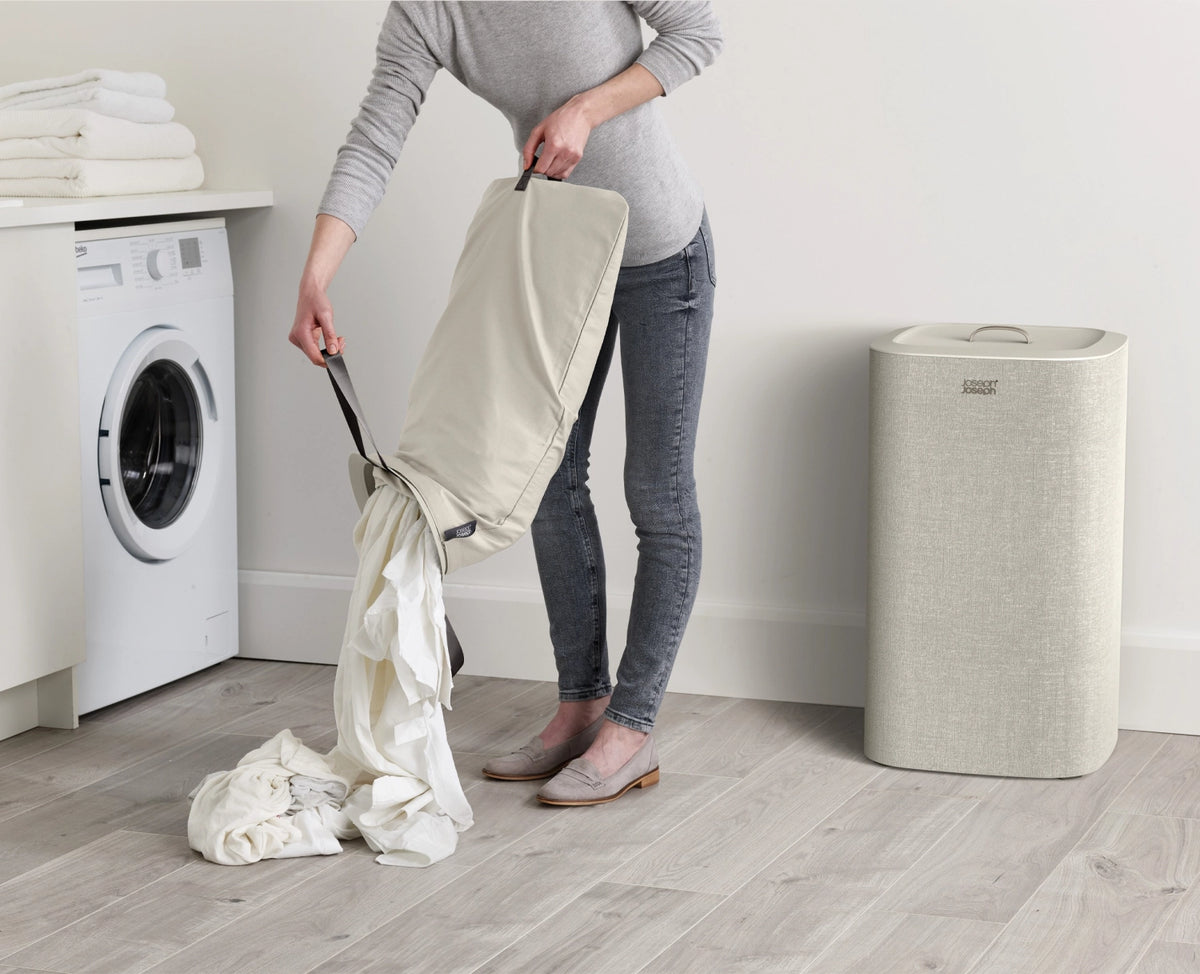 Tota 60L Wäschekorb ecru in Beige präsentiert im Onlineshop von KAQTU Design AG. Wäschekorb ist von Joseph Joseph