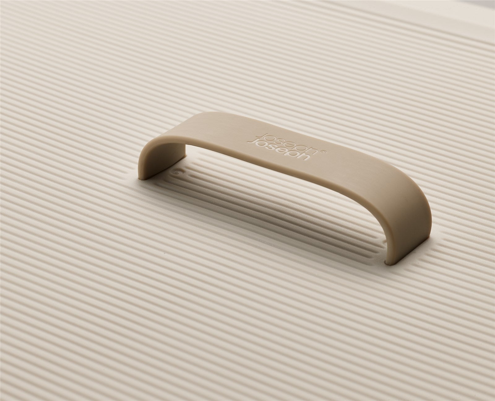 Eleganter 90L Wäschekorb in Ecru von Joseph Joseph. Ideal zur praktischen Wäscheorganisation mit drei Fächern für Farben und Materialien.