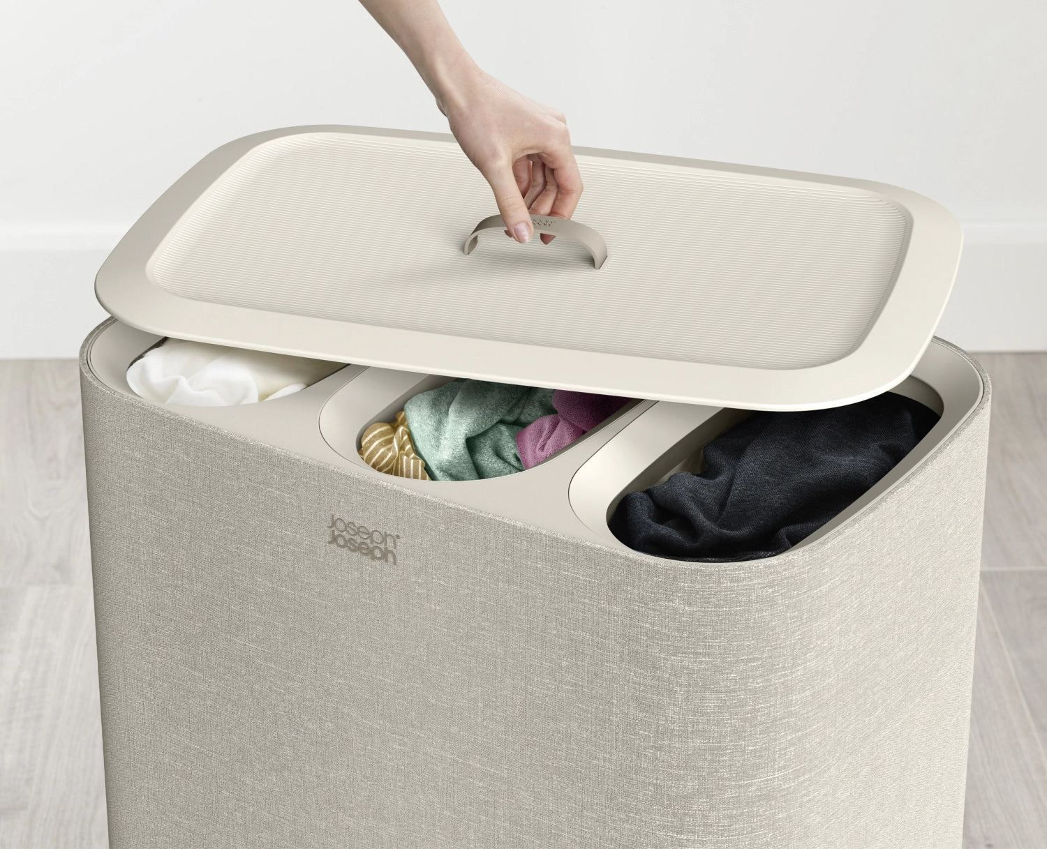 Moderner Tota Trio 90L Wäschekorb in Ecru von Joseph Joseph, ideal für die stilvolle Aufbewahrung von Wäsche und Haushaltsgegenständen.