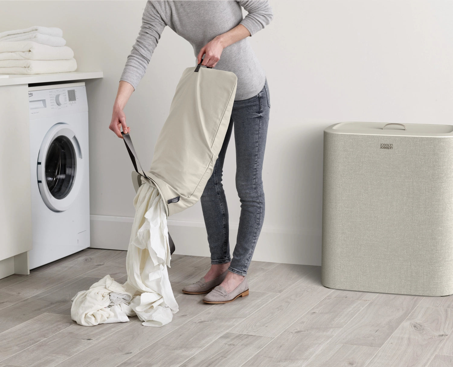 Moderner Wäschekorb Tota Trio 90L in Ecru von Joseph Joseph, ideal für eine ordentliche und ansprechende Wäscheaufbewahrung.