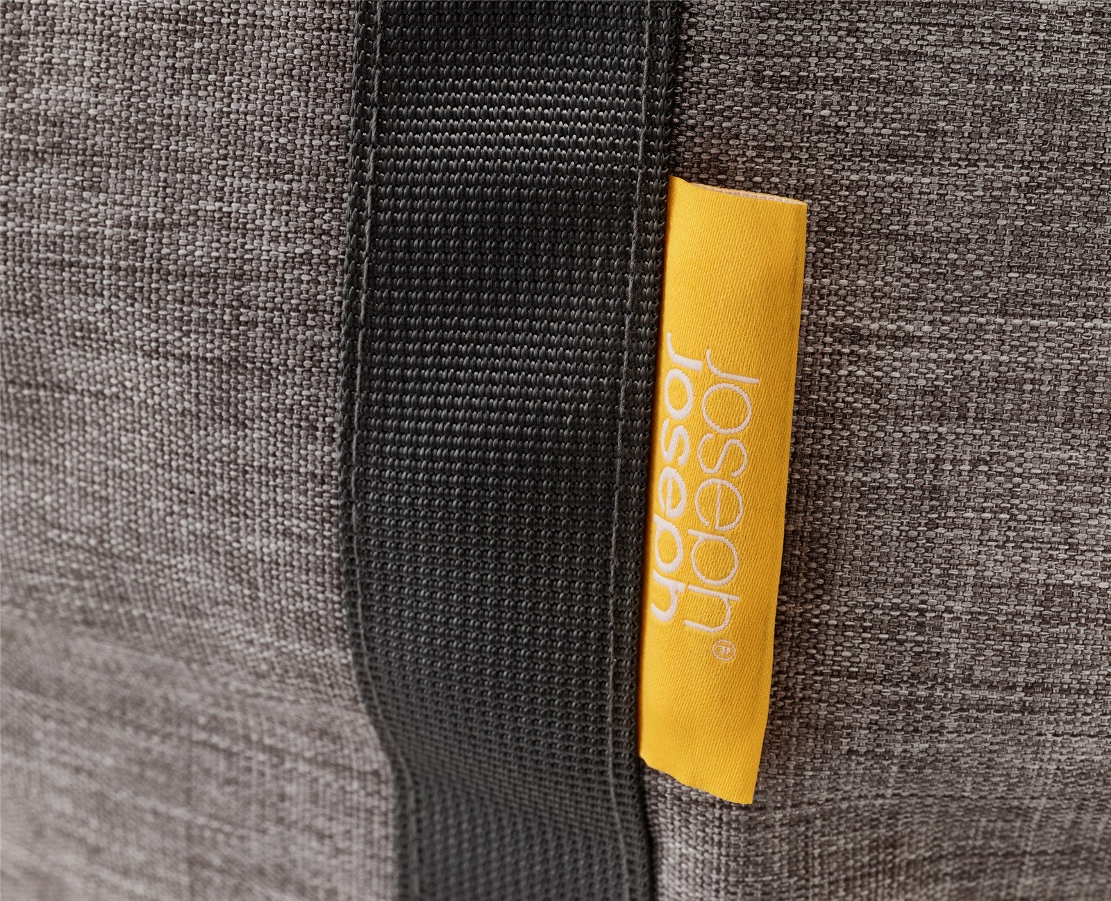 Faltbarer, grauer Wäschekorb von Joseph Joseph: robust, stilvoll, leicht, mit grosser Kapazität und platzsparendem Design.