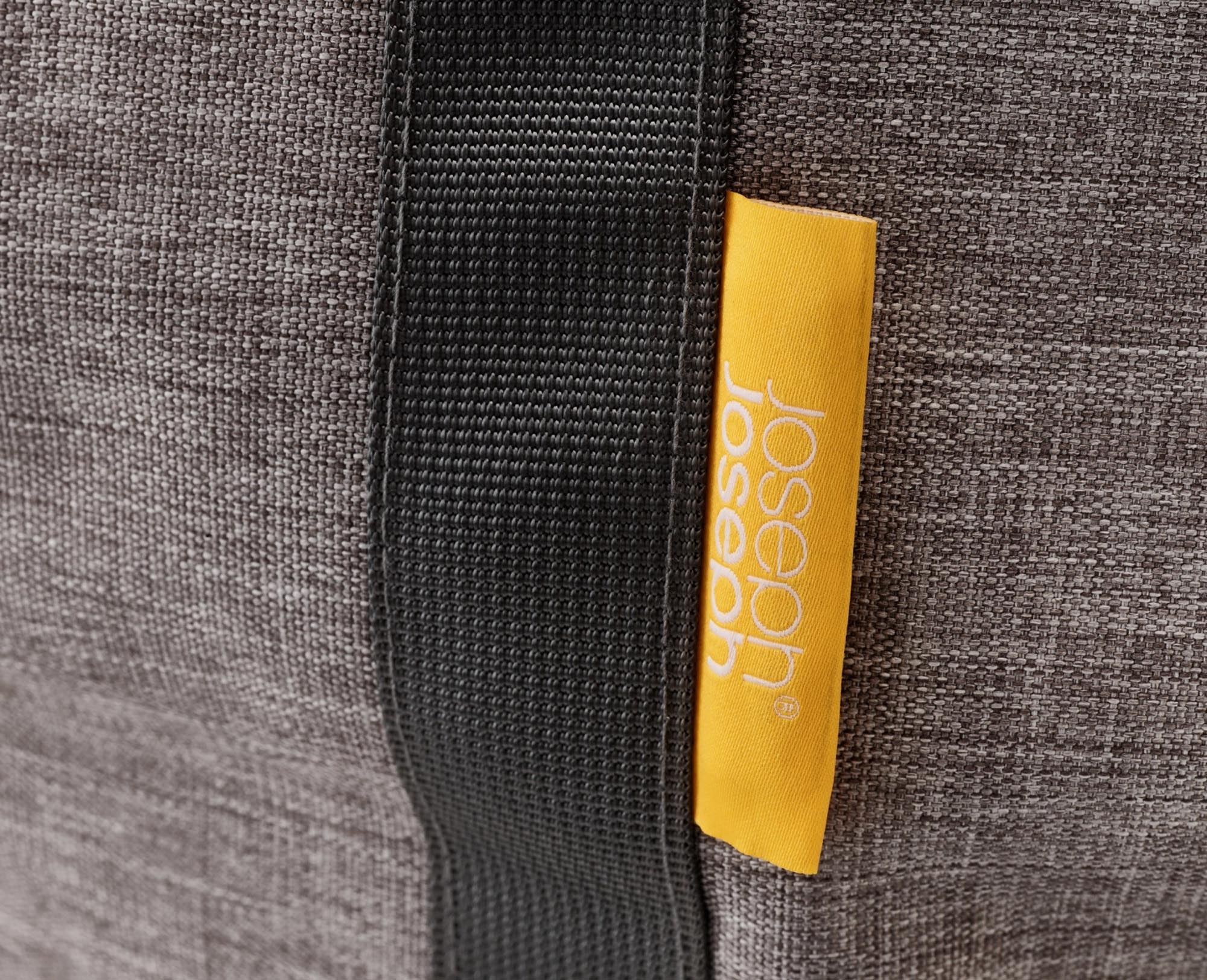 Stilvoller, faltbarer Wäschekorb in Grau von Joseph Joseph.