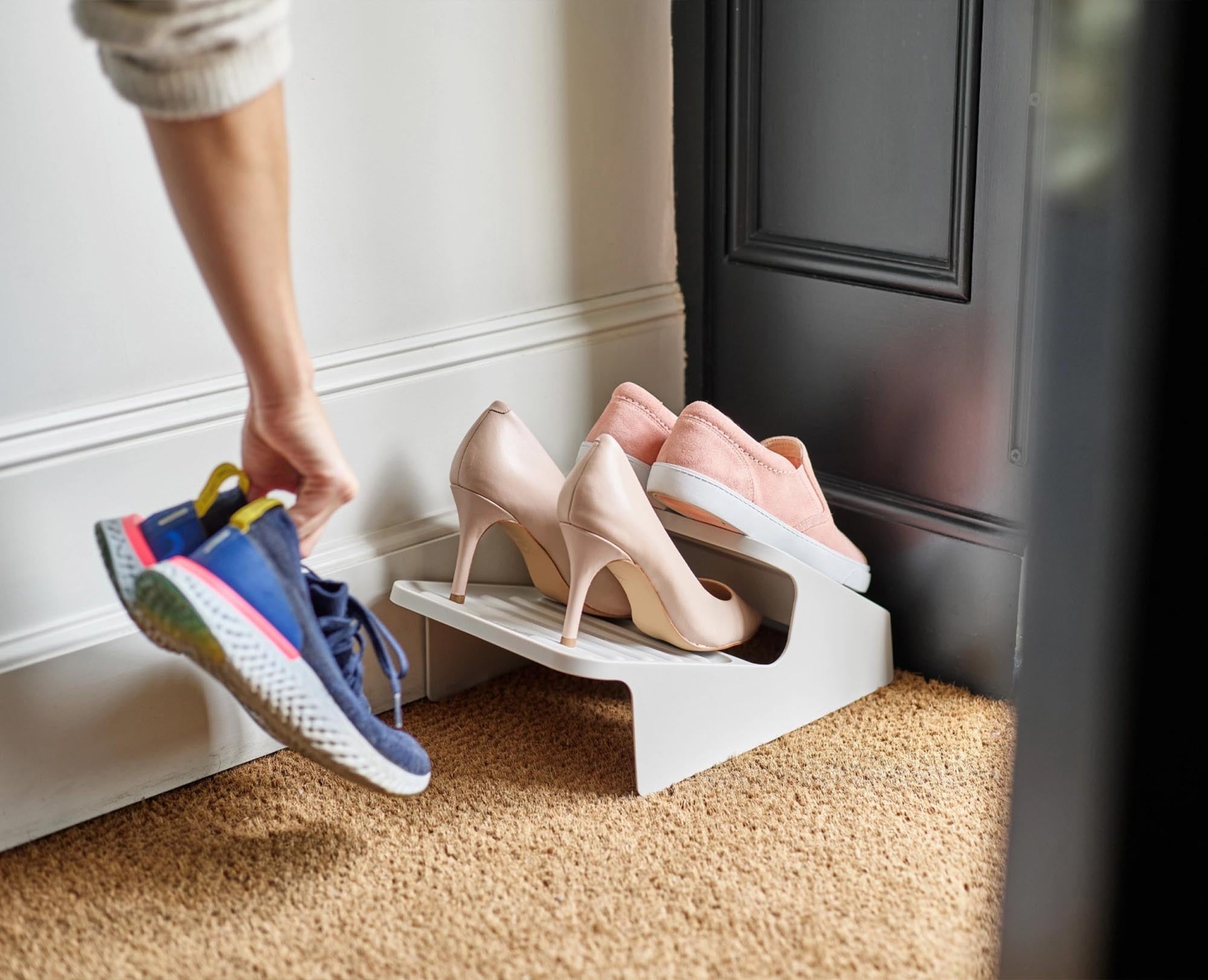 Platzsparendes Schuhregal für 12 Paar, robustes Polypropylen, ecru, ideal für kleine Räume, modernes Design, pflegeleicht.