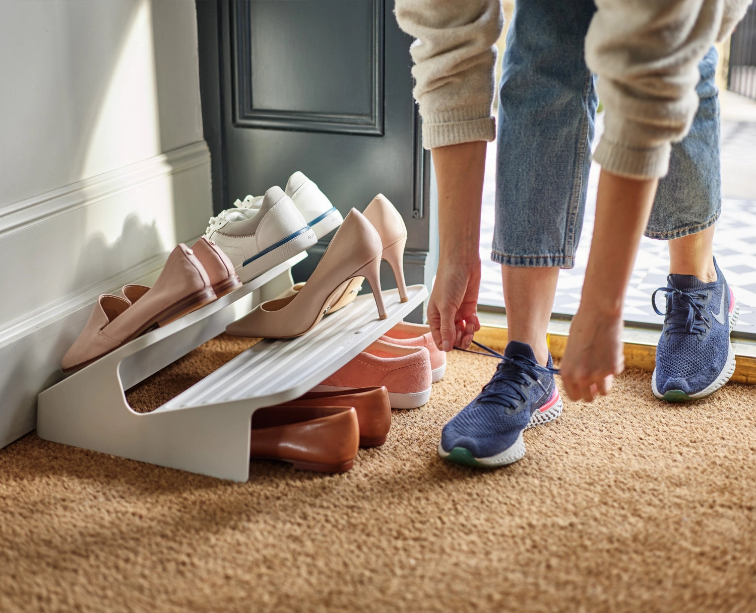Shoe-In Schuhgestell groß in Ecru von Joseph Joseph, modernes Schuhregal für Ordnung und Stil im Flur oder Eingangsbereich.