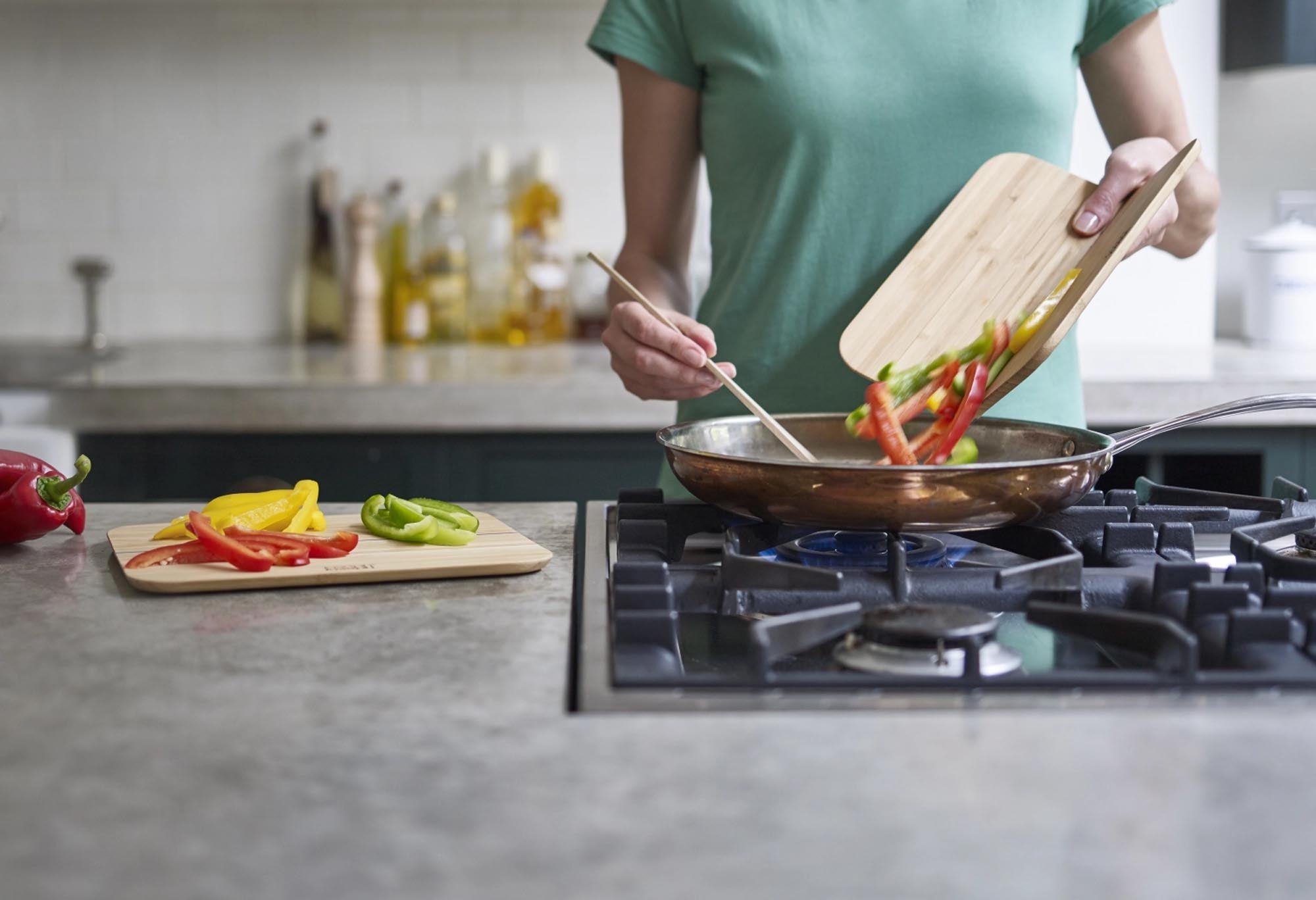 Das Chop2Pot Bamboo von Joseph Joseph ist ein stilvolles, faltbares Schneidebrett aus nachhaltigem Bambus, ideal für müheloses Kochen und einfache Reinigung.