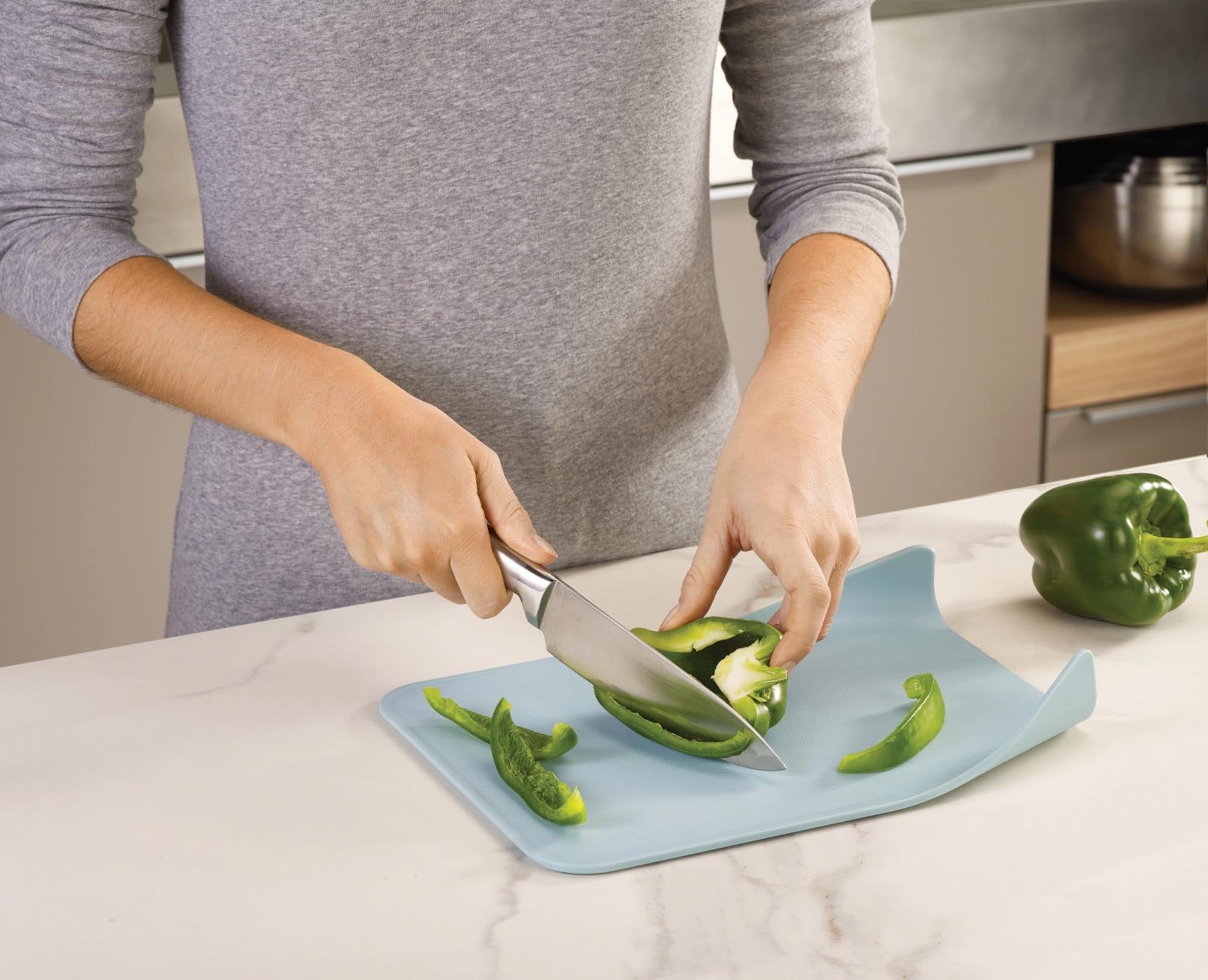 Praktische und stilvolle Joseph Joseph Nest Schneidebretter in grau-blau, 3-tlg, 25.5x34x5.5cm. Ideal für jede moderne Küche!