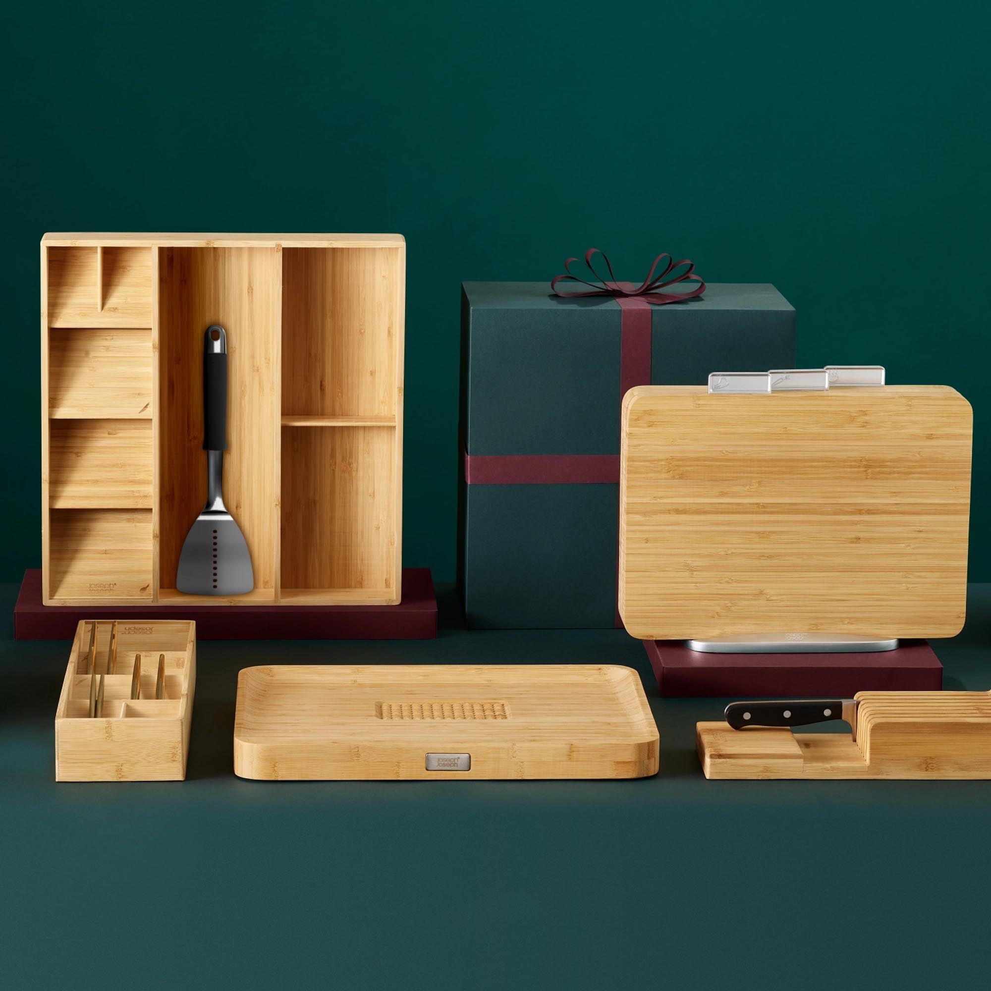 Entdecken Sie das stilvolle Cut Carve Bamboo Schneidebrett von Joseph Joseph, 40x30x3.5cm – perfekt für Ihre Küchenbedürfnisse, nachhaltig und leicht zu reinigen.