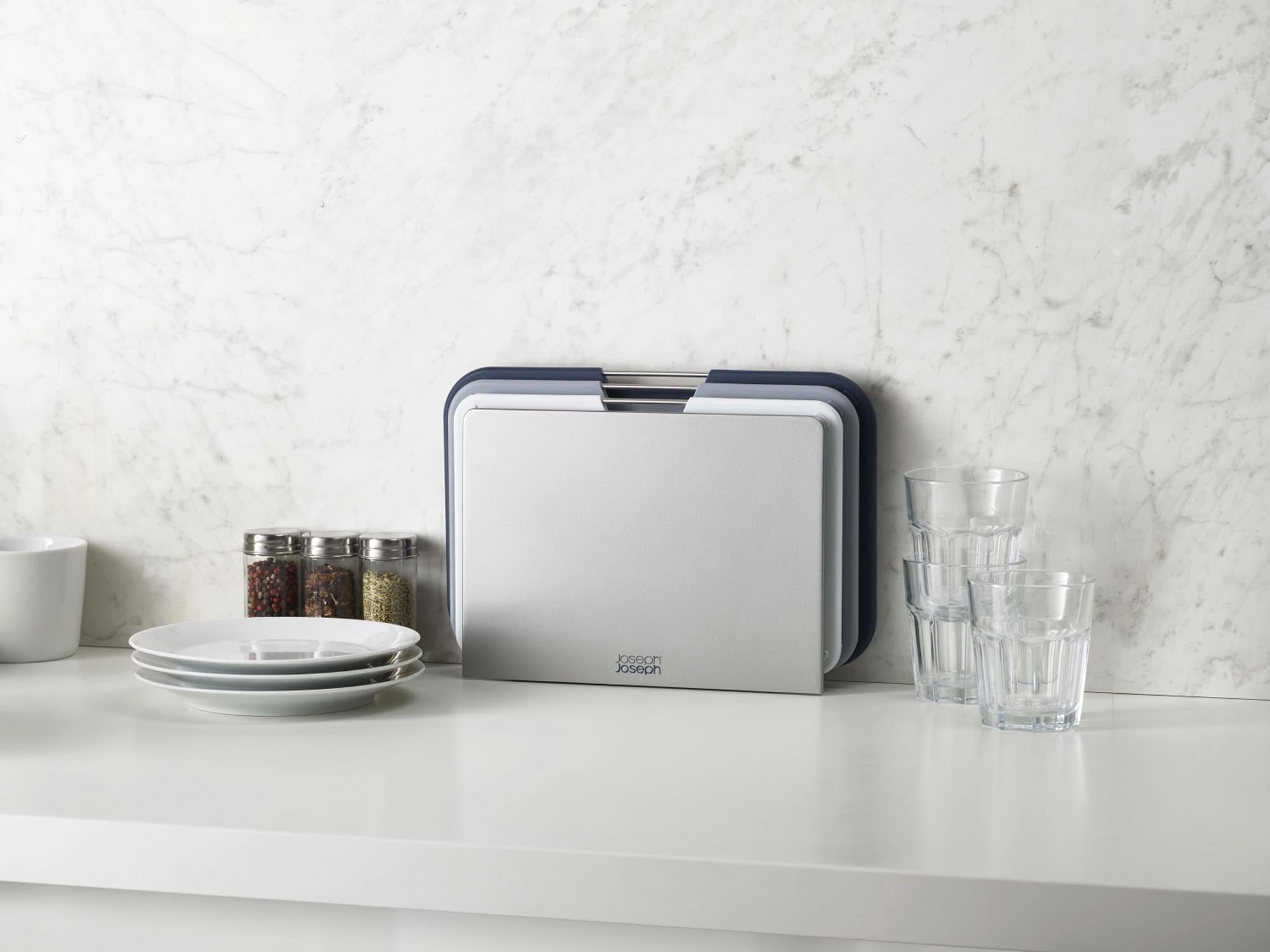 Entdecken Sie das stilvolle Nest graue Schneidebrett von Joseph Joseph – funktional, hygienisch und mit innovativem Ablaufsystem für müheloses Kochen.