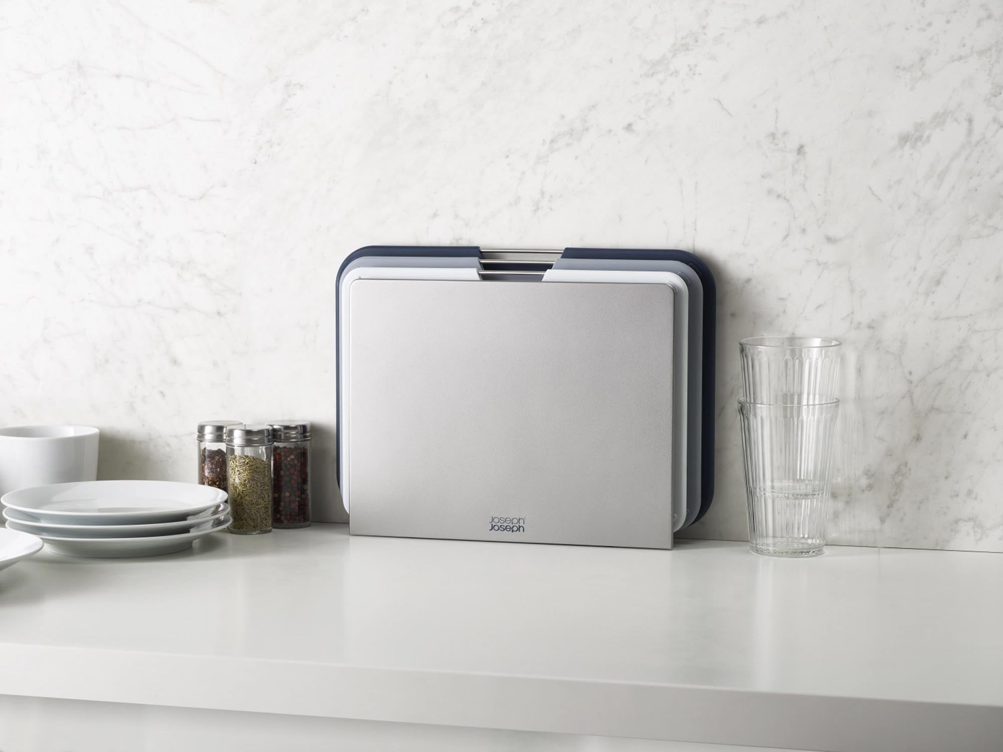 Grosses, graues Joseph Joseph Schneidebrett, 26x35.5cm, platzsparend.