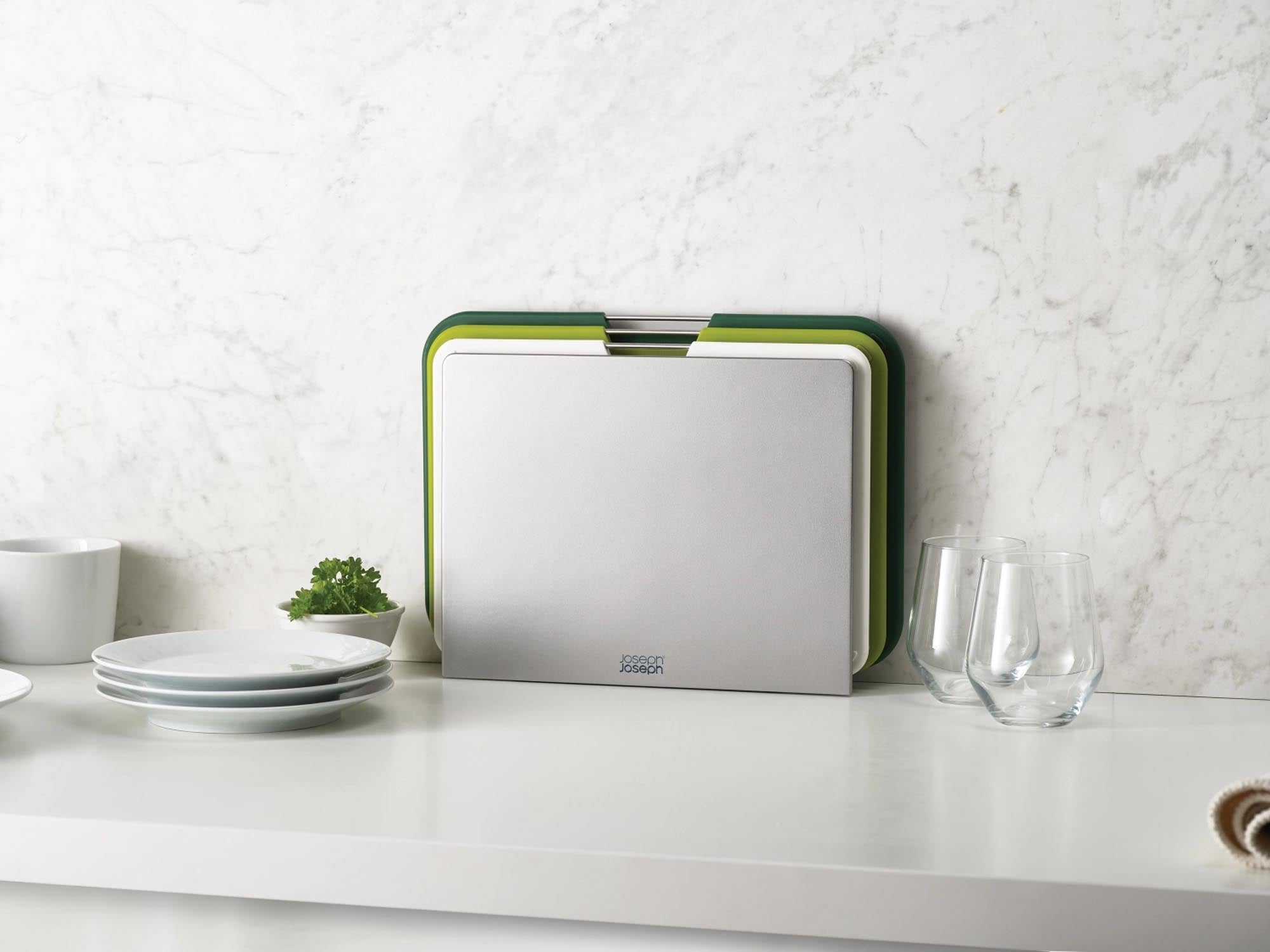 Das große grüne Schneidebrett von Joseph Joseph vereint Funktionalität und modernes Design – perfekt für jede Küche!