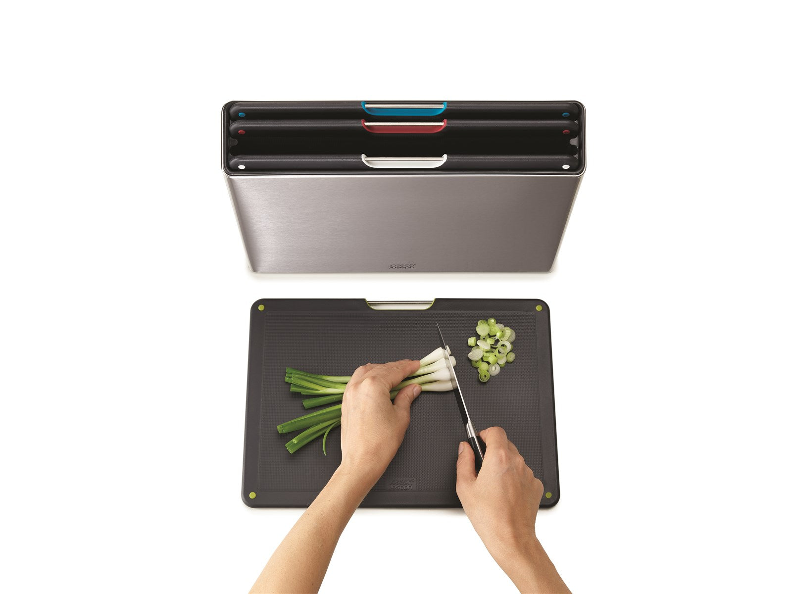 Erleben Sie das Folio Steel Schneidebrett-Set von Joseph Joseph – vier langlebige Edelstahlbretter für hygienisches Kochen und mühelose Pflege.