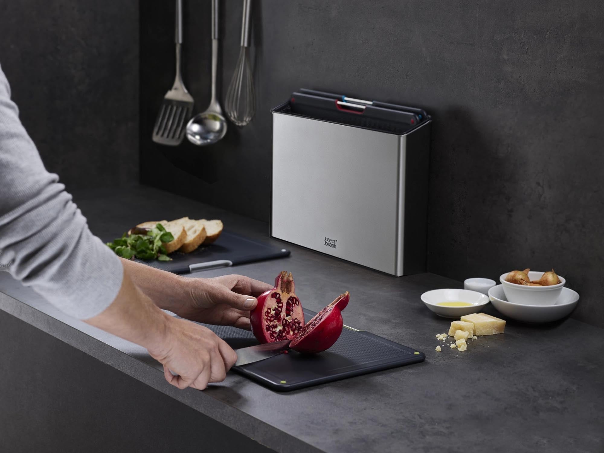 Entdecken Sie das Folio Steel 4-teilige Schneidebrett-Set von Joseph Joseph – robuste Edelstahlbretter, perfekt für hygienisches Schneiden und einfache Reinigung.