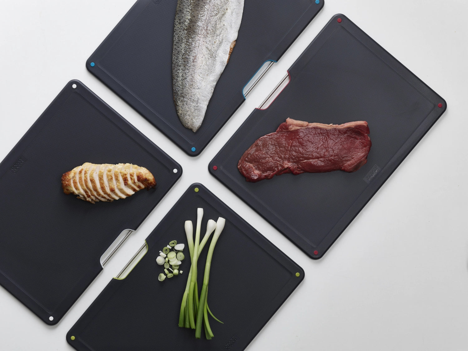 Elegantes 4-teiliges Schneidebrett-Set aus Edelstahl von Joseph Joseph, perfekt für stilvolles und hygienisches Kochen.