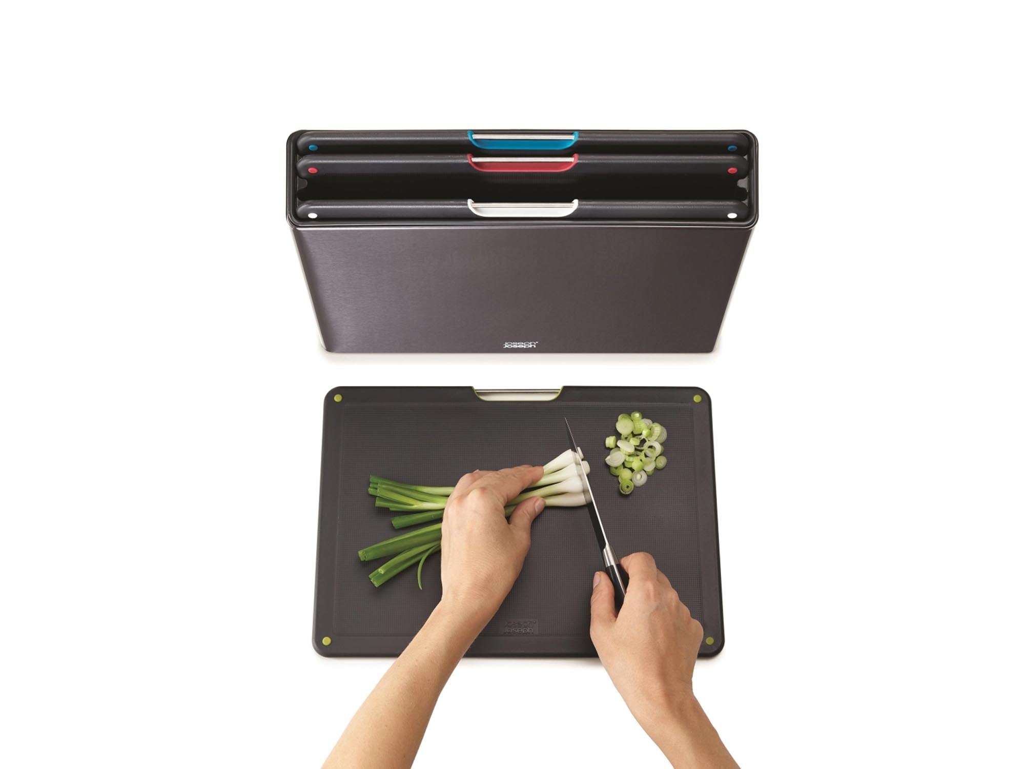 Elegantes 4-teiliges Schneidebrett-Set in Carbon Black von Joseph Joseph.