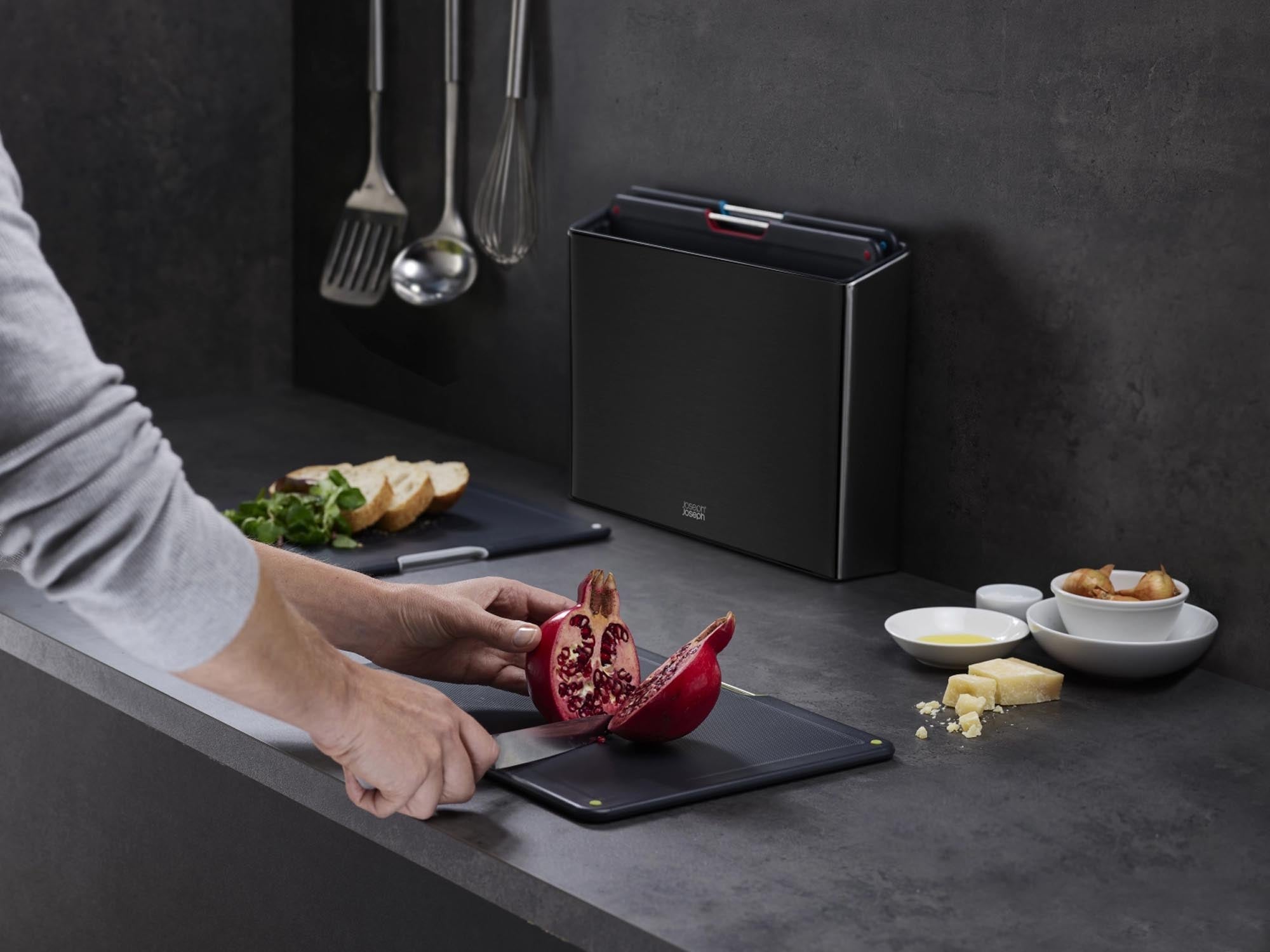 Praktisches 4-teiliges Schneidebrett-Set in Carbon Black von Joseph Joseph. Robust, hygienisch und rutschfest – perfekt für alle Kochbedürfnisse.