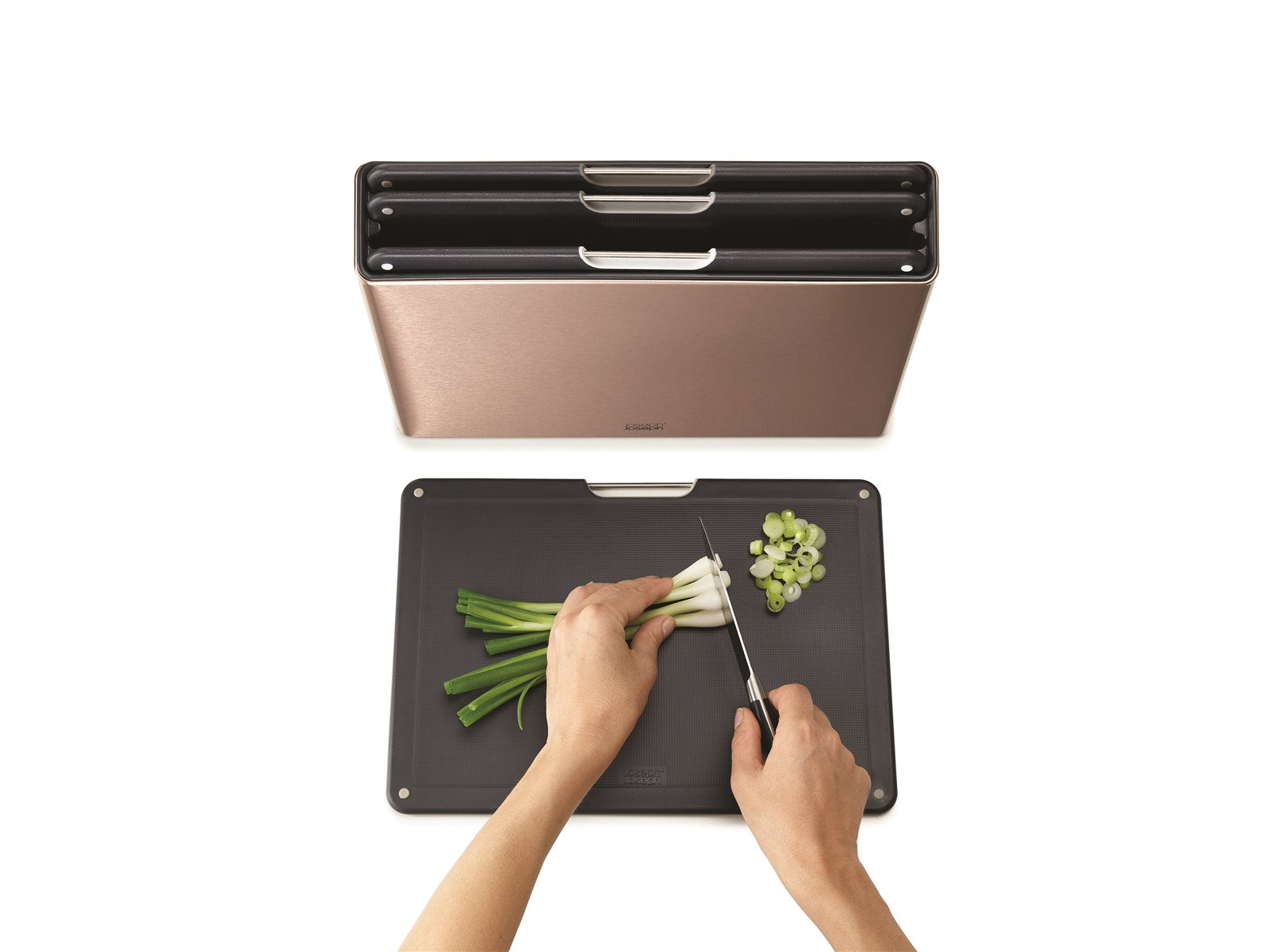 Entdecken Sie das stilvolle Folio Steel Schneidebrett-Set in Roségold von Joseph Joseph – perfekt für kreative Köche und stilbewusste Küchen.