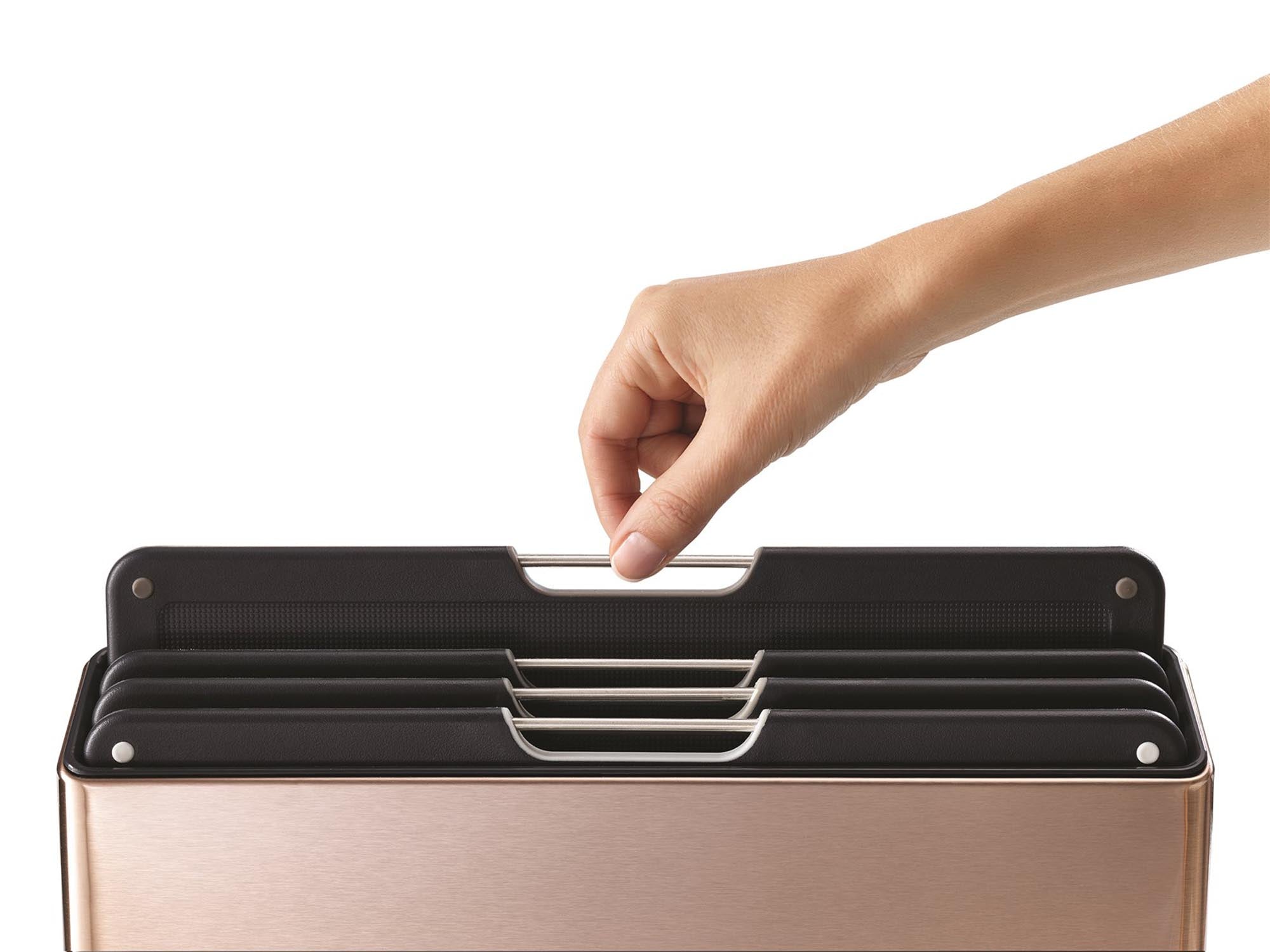 Entdecken Sie das stilvolle Folio Steel Schneidebrett-Set in Roségold von Joseph Joseph – vier praktische, langlebige Bretter für jede Küche.