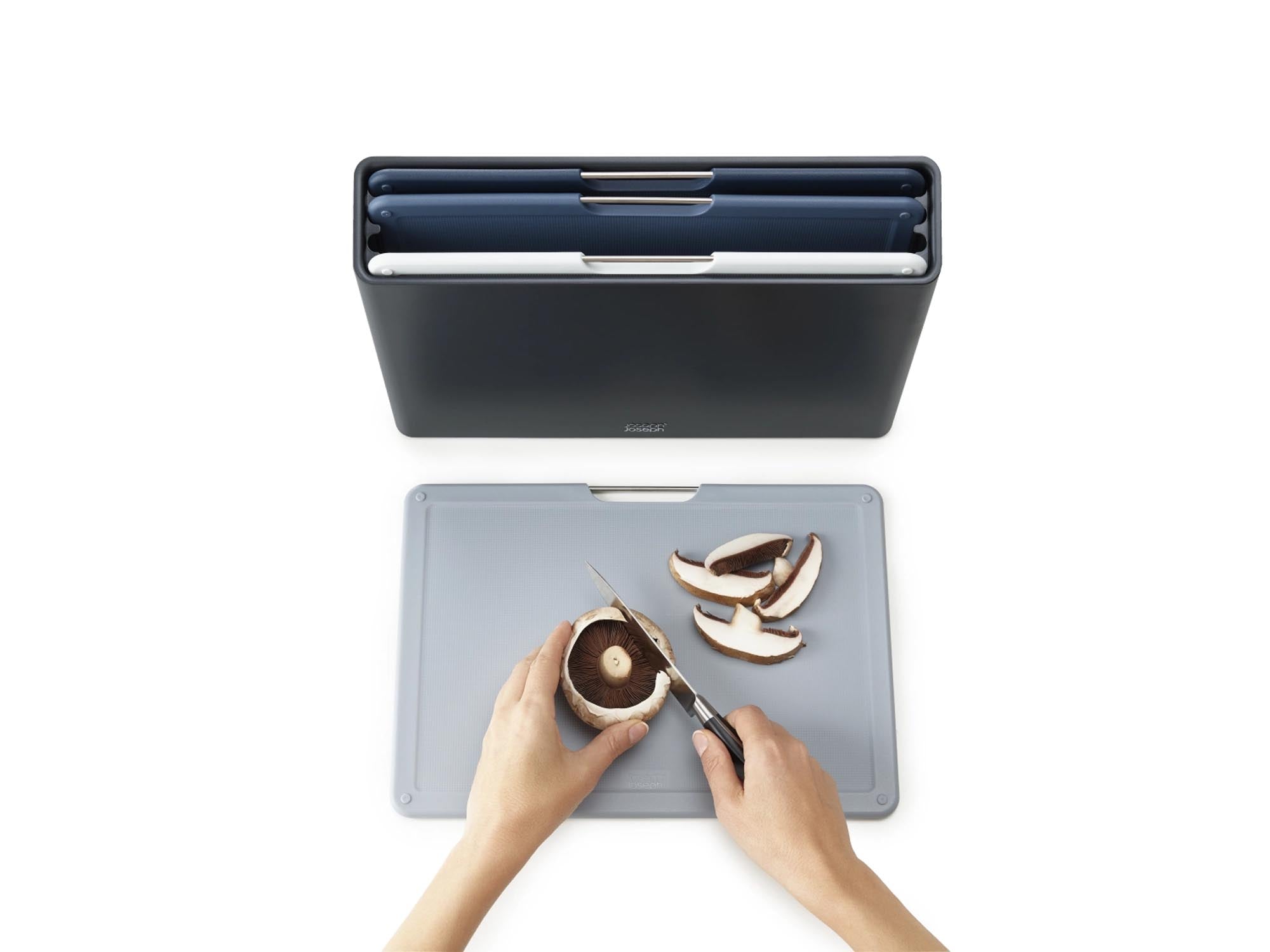 Stilvolles 4-teiliges Schneidebrett-Set in Graphit von Joseph Joseph.