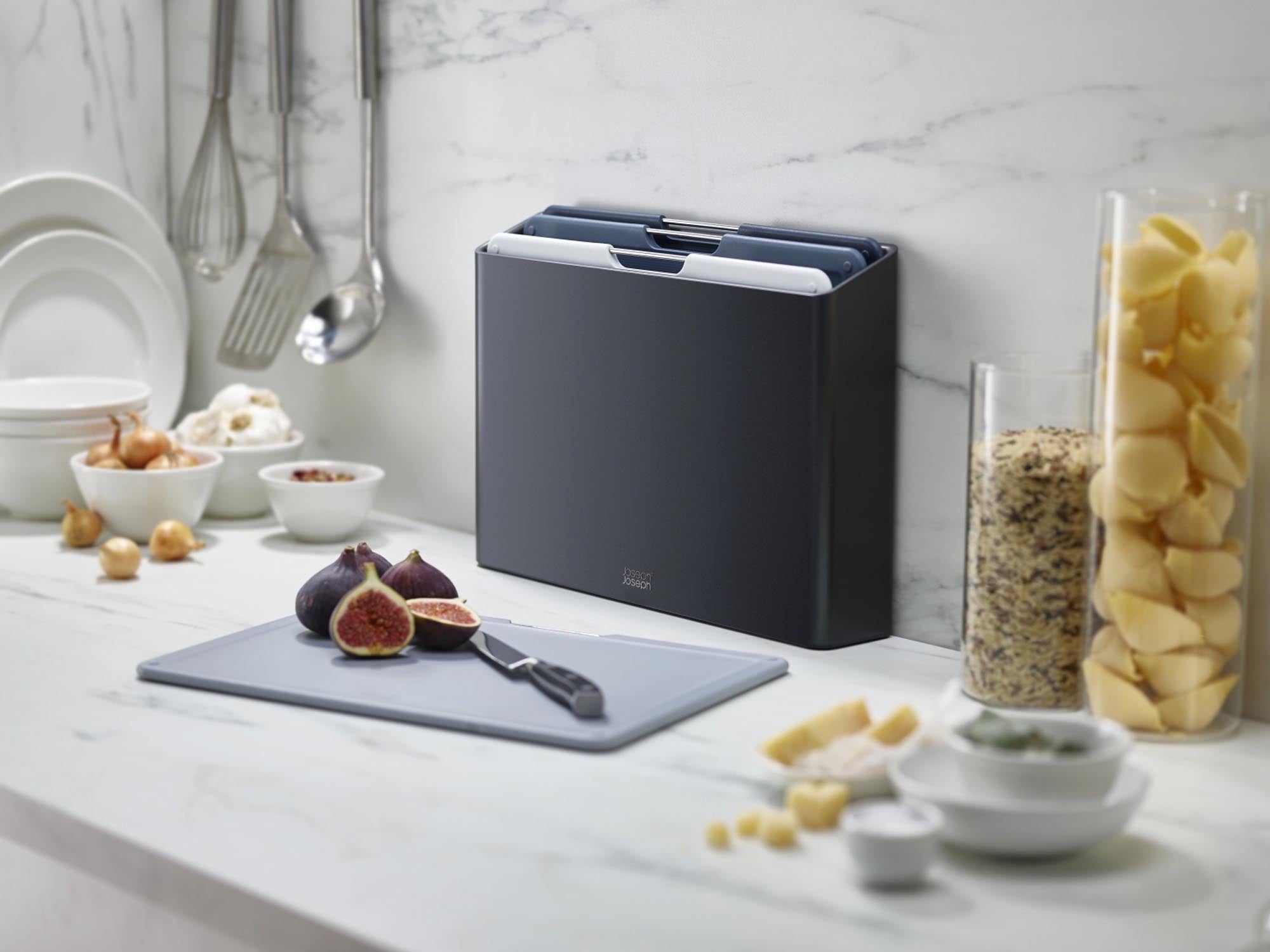 Entdecken Sie das stilvolle 4-teilige Schneidebrett-Set Folio Graphit von Joseph Joseph – ideal für präzises Schneiden und clevere Aufbewahrung.