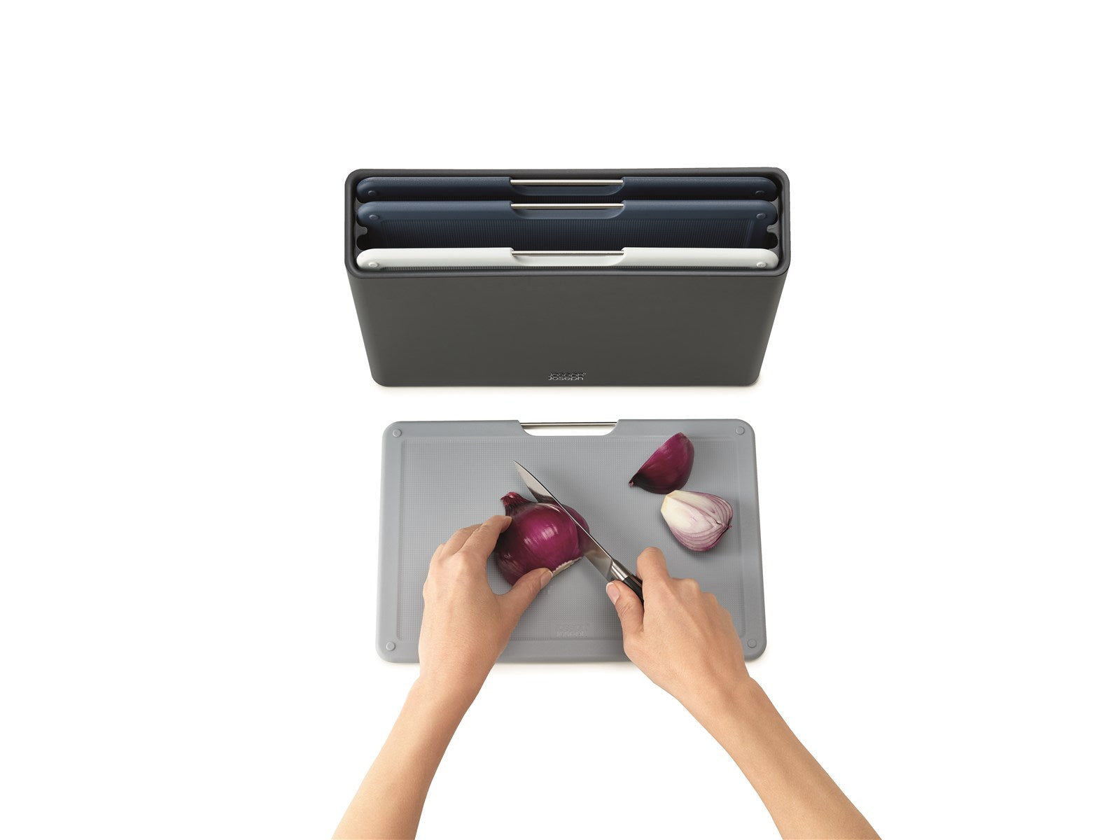Erleben Sie das elegante Folio Graphit 4-teiliges Schneidebrett-Set von Joseph Joseph – perfekt für effizientes und sauberes Arbeiten in Ihrer Küche.
