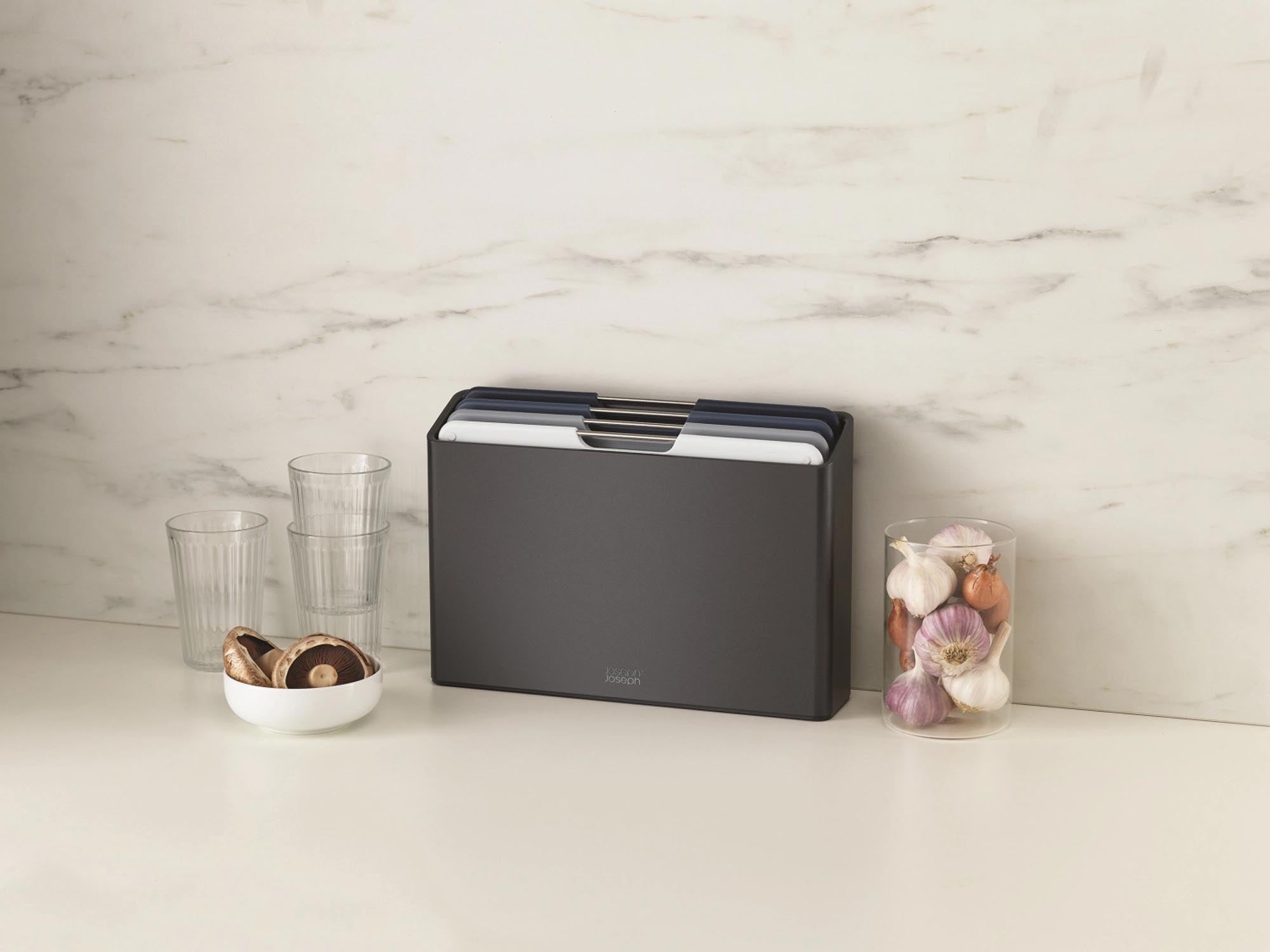 Praktisches 4-teiliges Schneidebrett-Set von Joseph Joseph: Hochwertig, hygienisch, platzsparend und perfekt für alle Kochbedürfnisse.