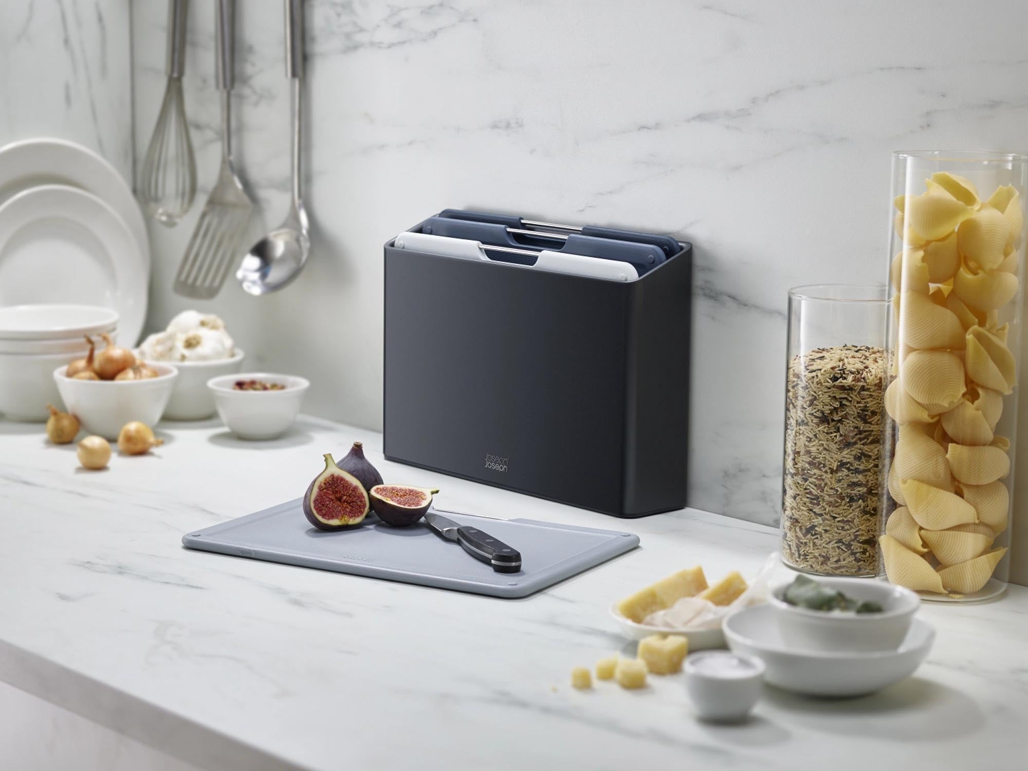 Stilvolles 4-teiliges Schneidebrett-Set von Joseph Joseph: Funktional, langlebig, spülmaschinenfest, platzsparend, ideal für jede Küche.