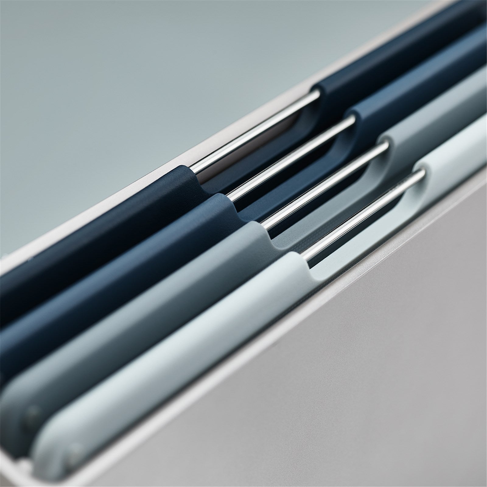 Folio Sky: Elegantes 4-teiliges Schneidebrett-Set von Joseph Joseph, ideal für hygienisches Schneiden und stilvolle Küchenorganisation.