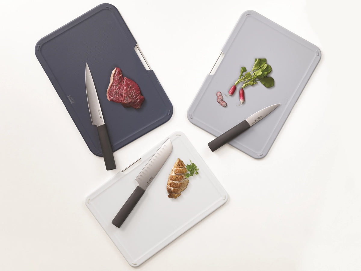 Nest Boards Plus 6-teiliges Messer- und Schneidbrett-Set in Silber präsentiert im Onlineshop von KAQTU Design AG. Schneidbrett ist von Joseph Joseph